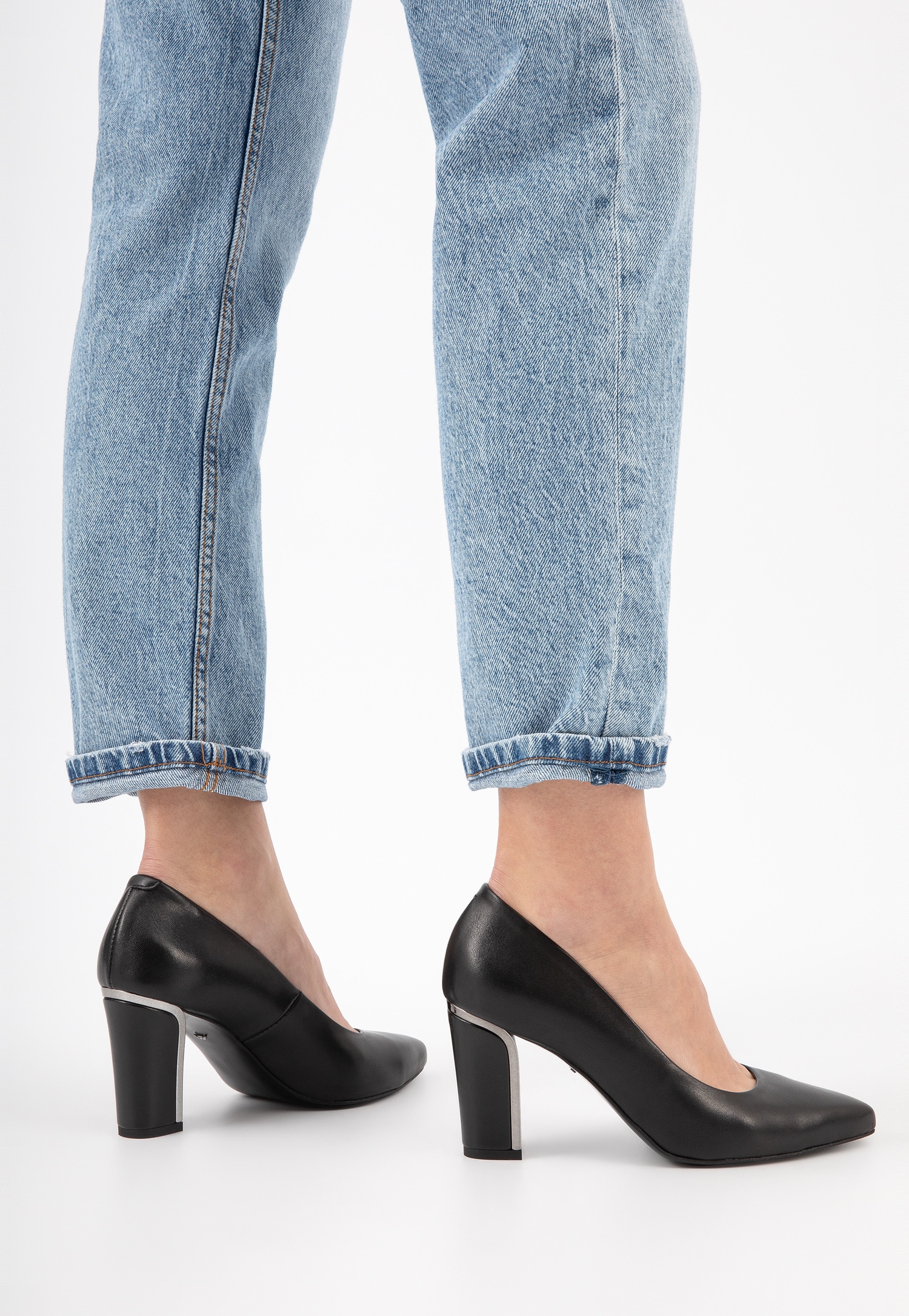 Czerwone czółenka damskie ze skóry licowej na ozdobnym obcasie