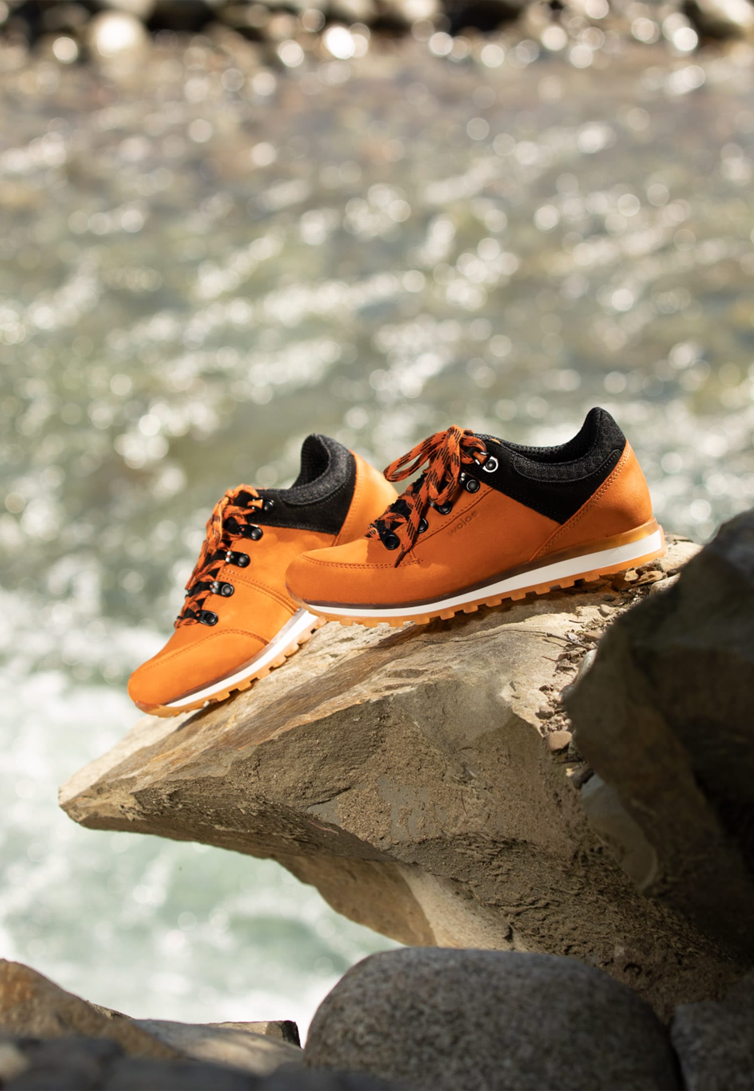 Trekkingi damskie w kolorze pomarańczowym i czarnym