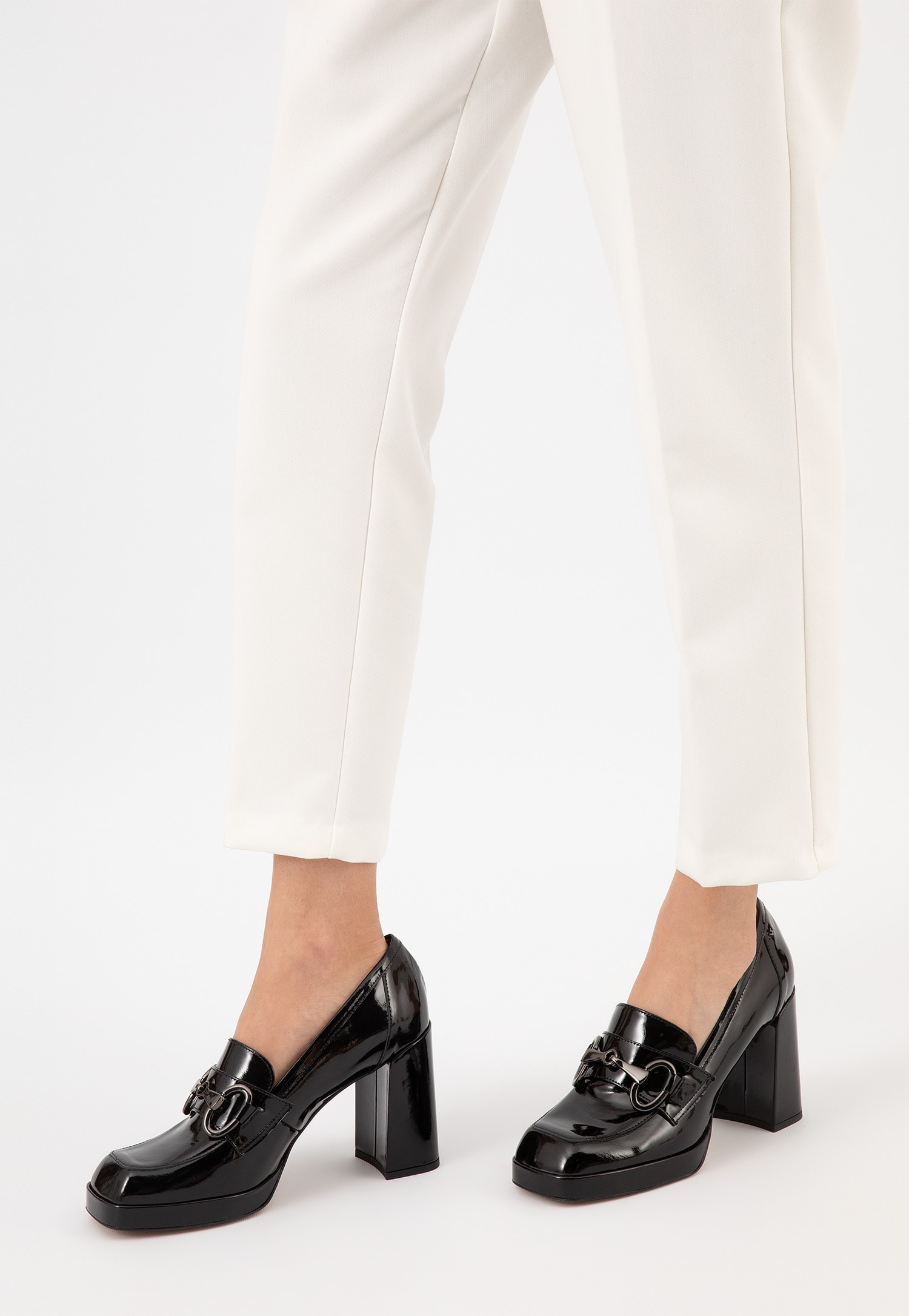 Wysokie lakierowane mokasyny damskie na słupku