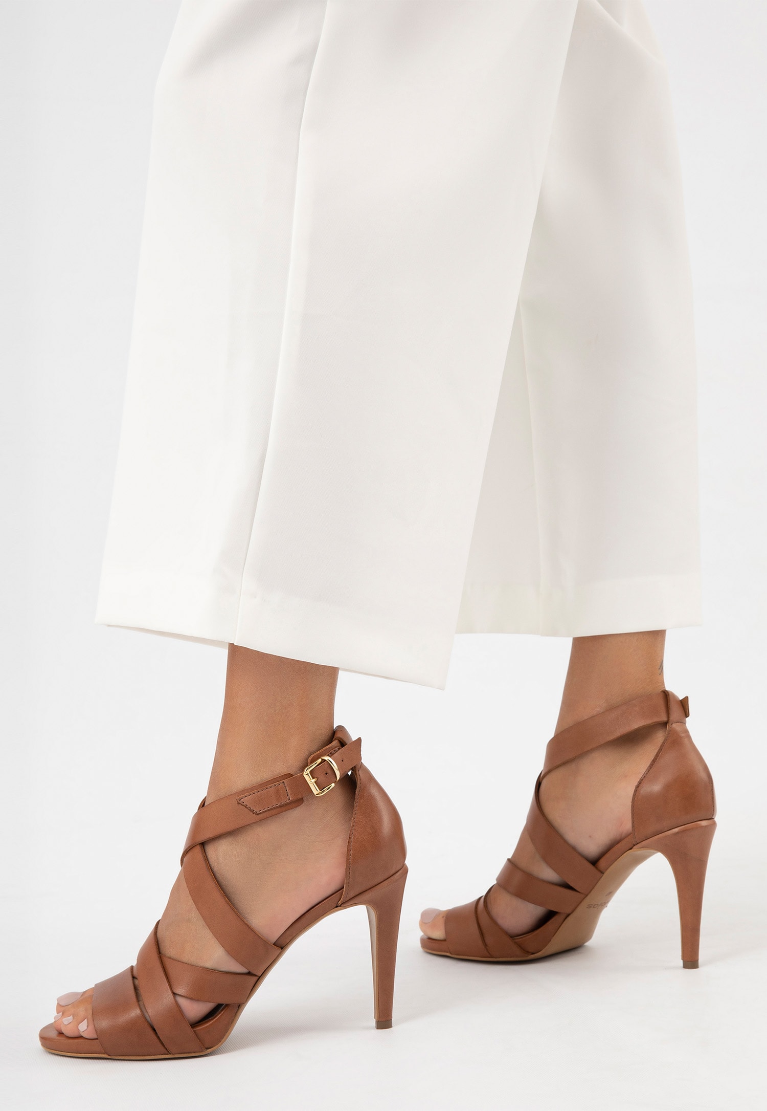 Oryginalne beżowe sandały na szpilce ze srebrnymi przetarciami