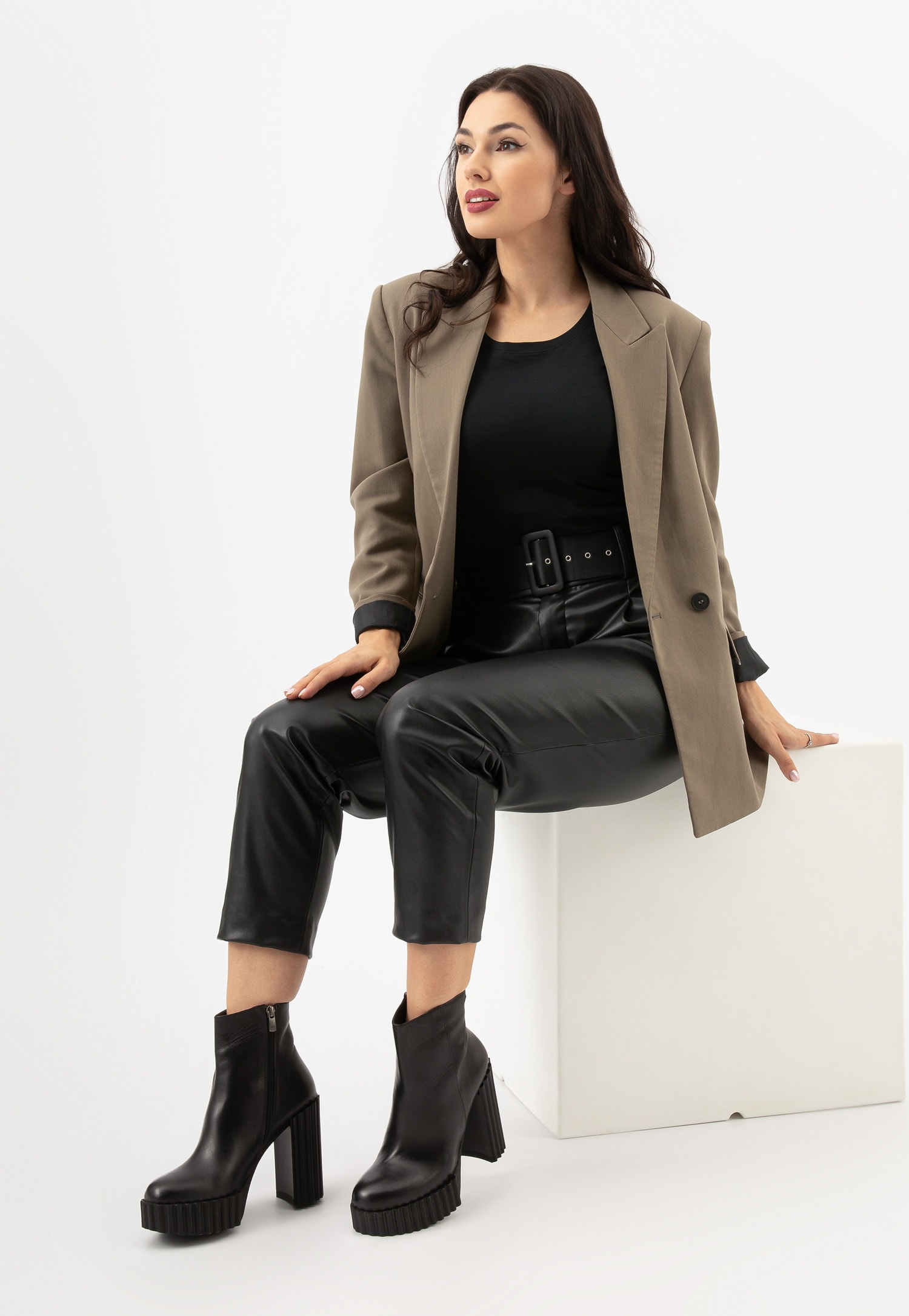 Czarne botki damskie na oryginalnym słupku