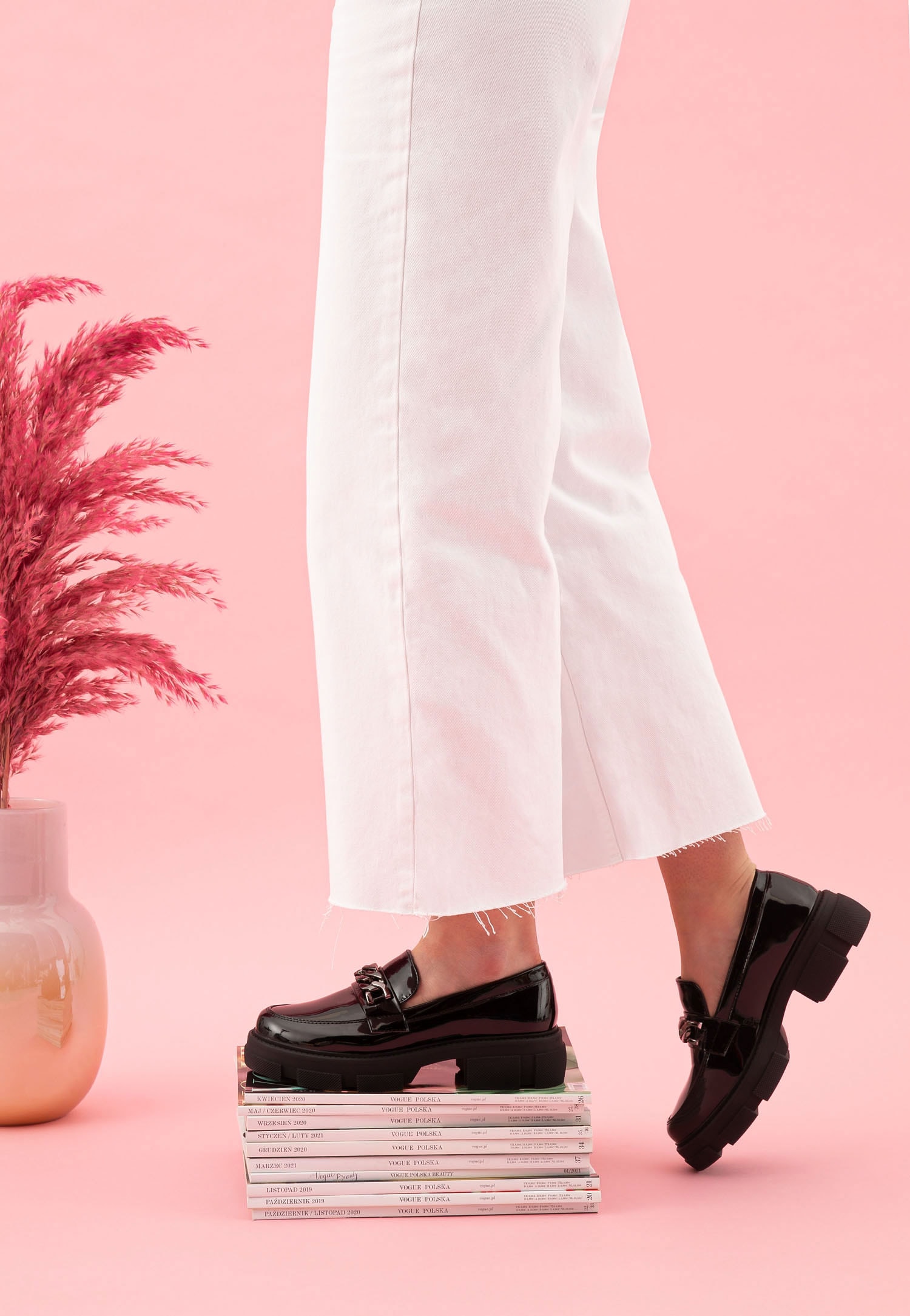 WJS beżowe mokasyny damskie z łańcuchem