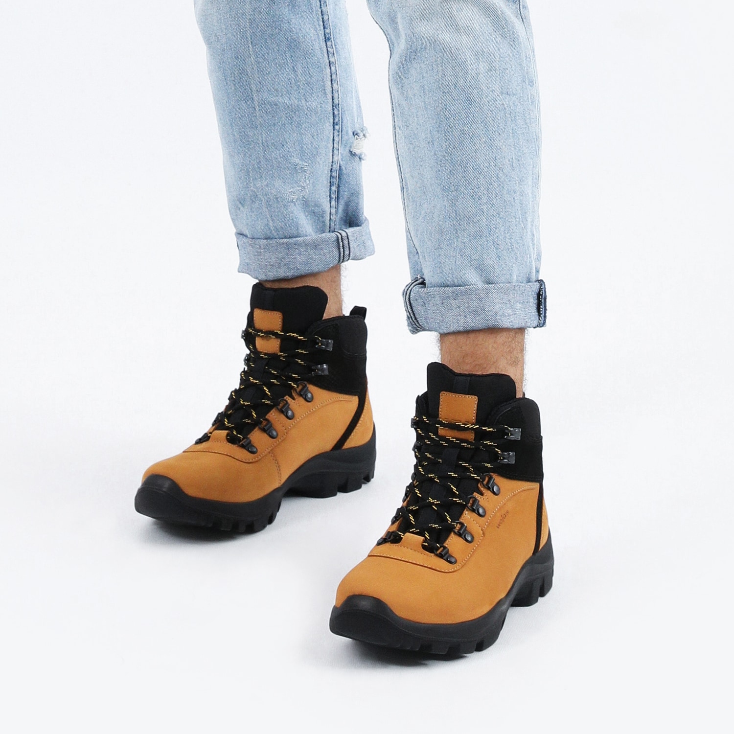 Czarne wysokie trzewiki trekkingowe