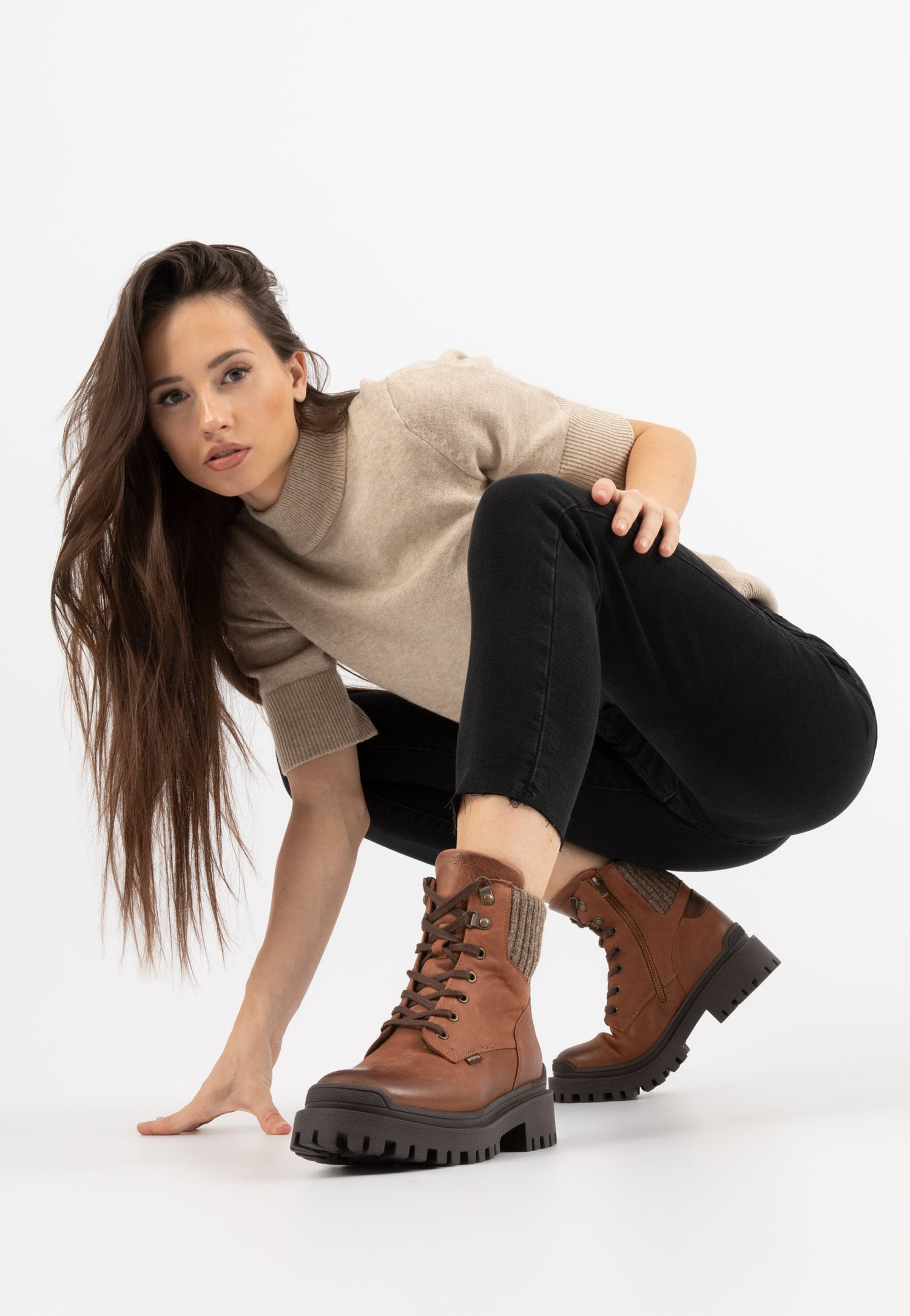 Czarne workery damskie ze skarpetą