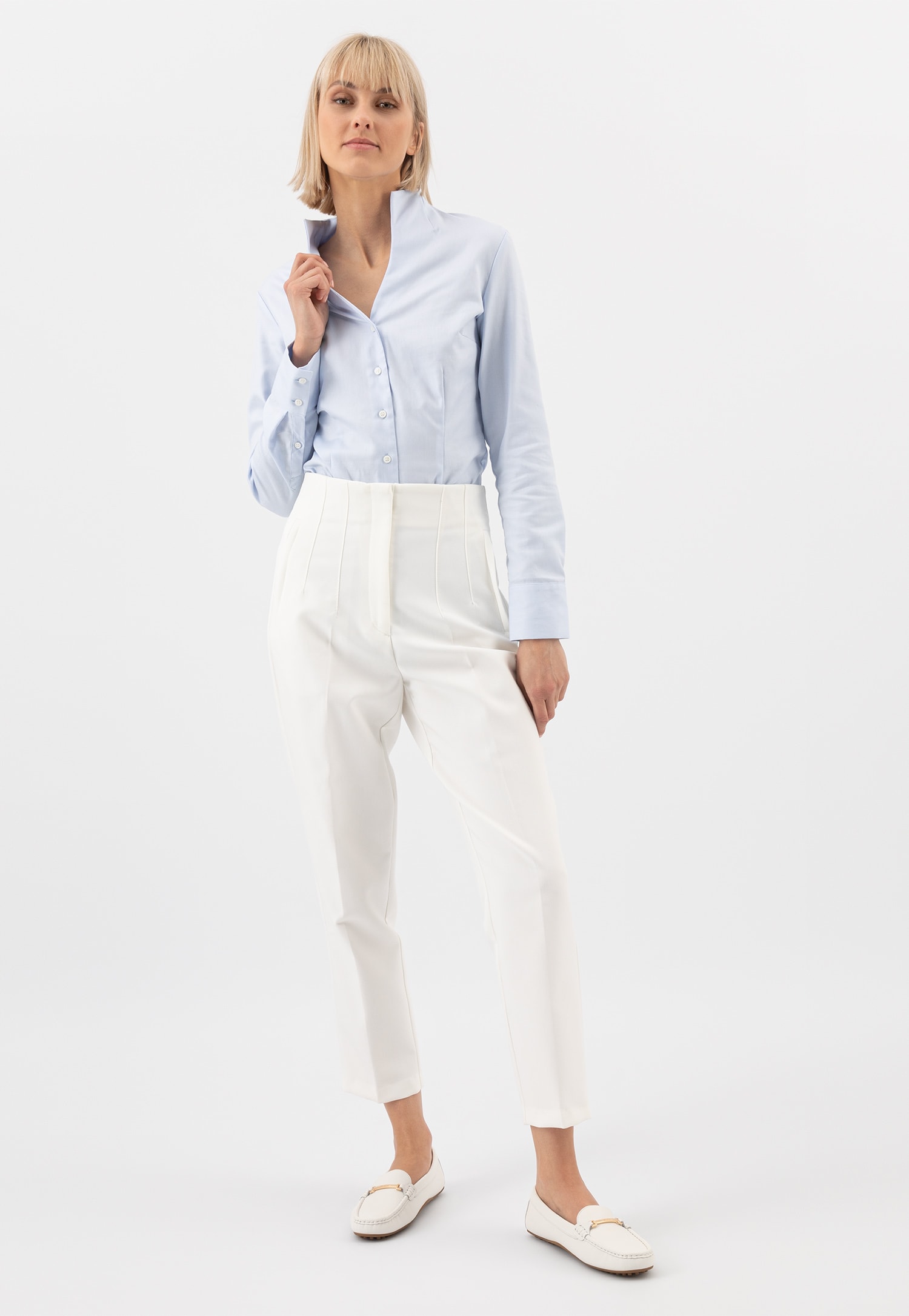 Białe skórzane mokasyny damskie ze złotą ozdobą