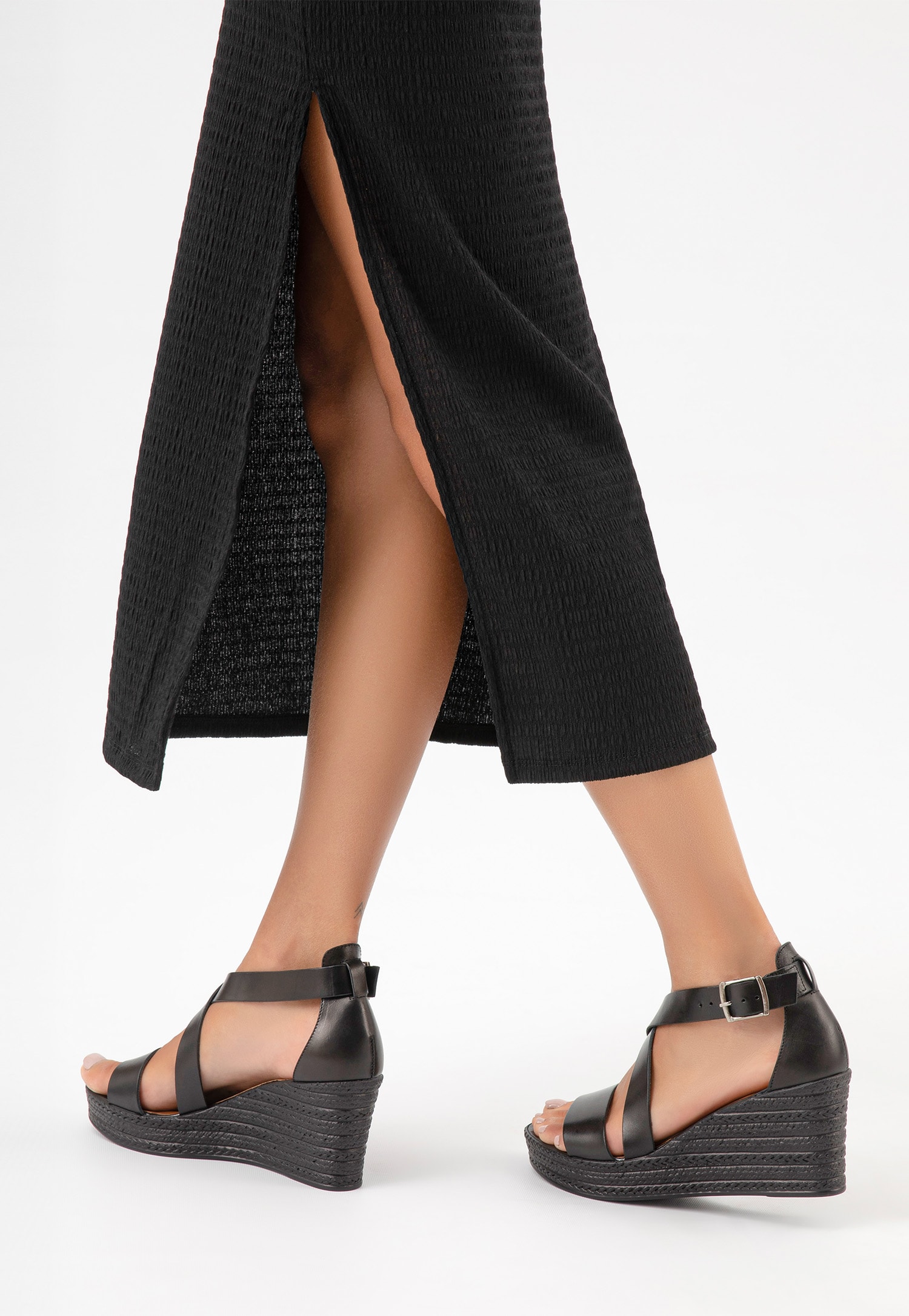 Czarne skórzane sandały damskie na koturnie