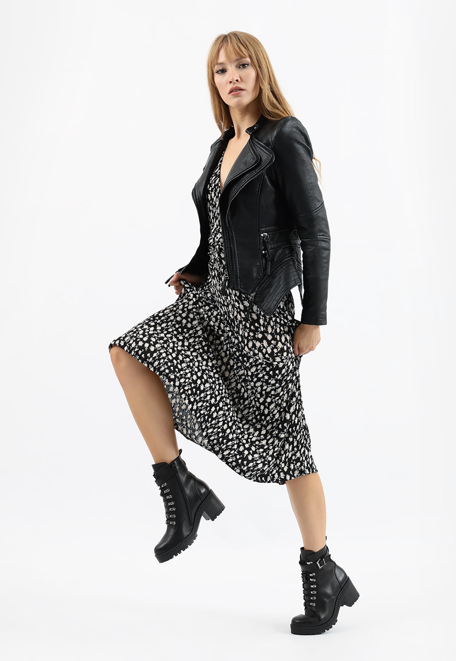 Czarne ocieplane bikery damskie na słupku