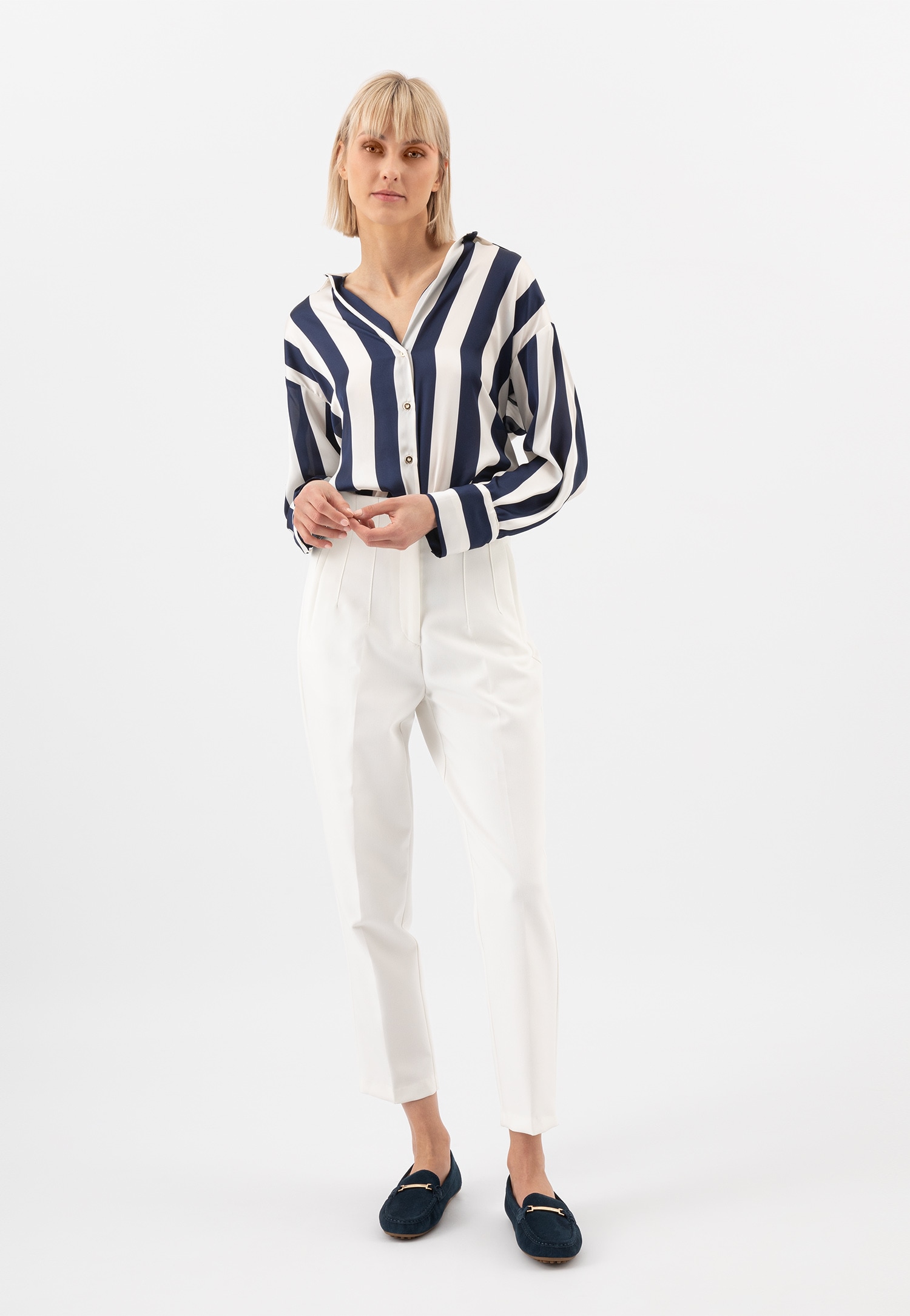 Białe skórzane mokasyny damskie ze złotą ozdobą