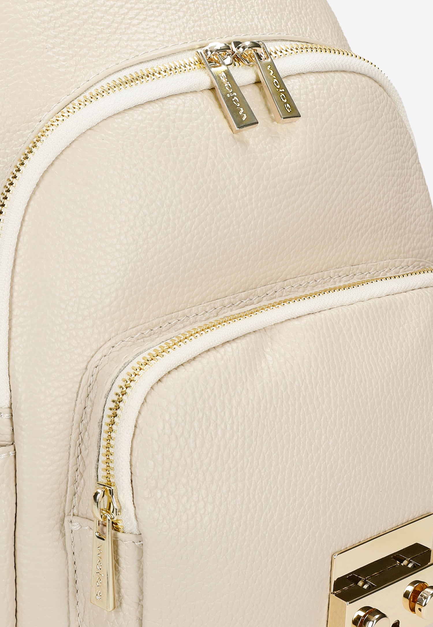 Czarny plecak damski z ciemnymi metalowymi elementami