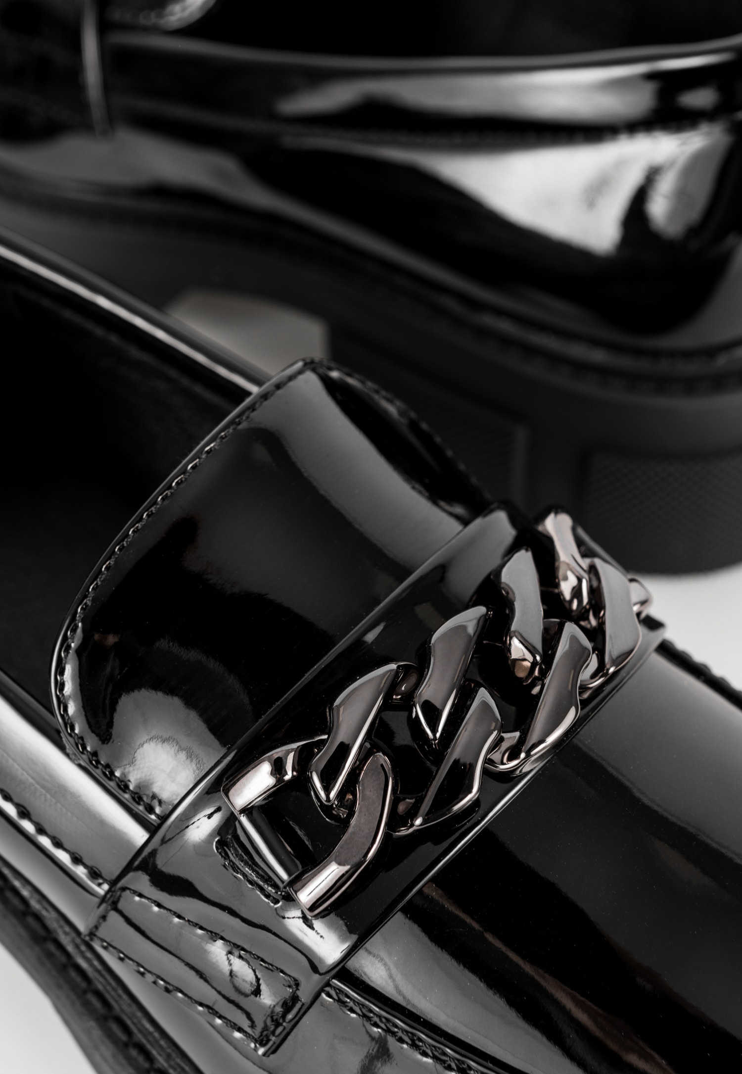 WJS beżowe mokasyny damskie z łańcuchem