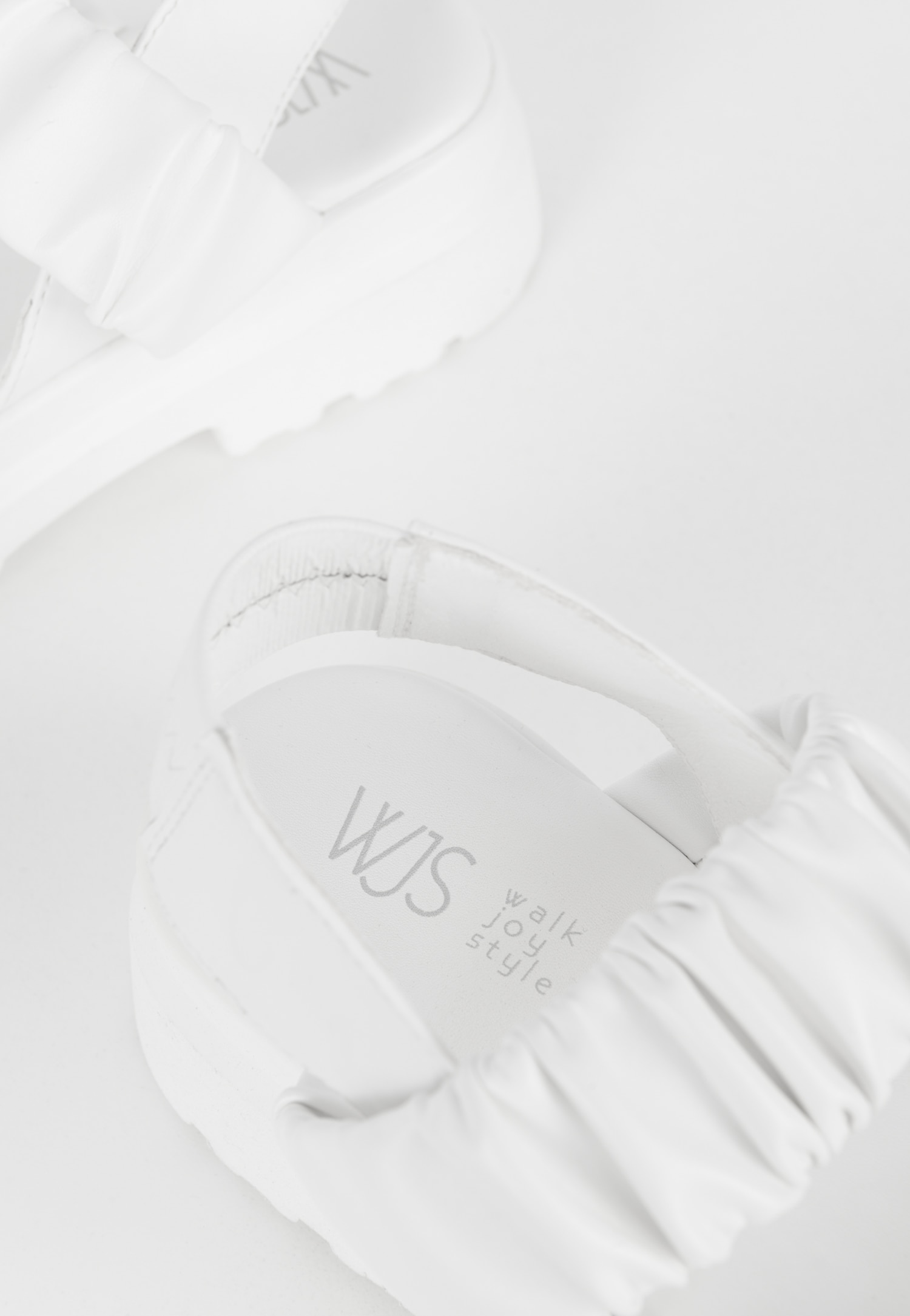 WJS białe sandały damskie na platformie z marszczeniami na paskach