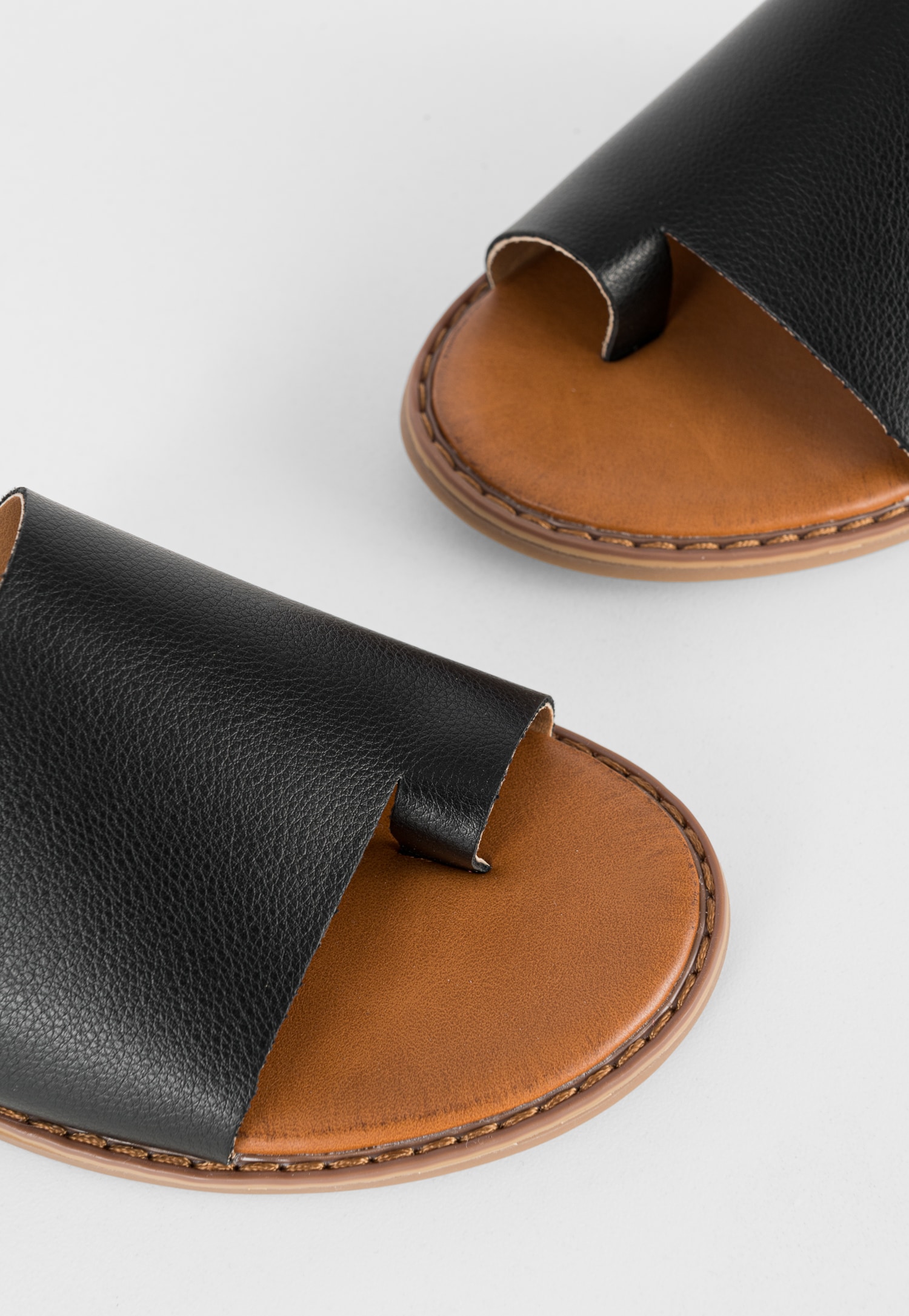 WJS złote klapki damskie na płaskiej podeszwie