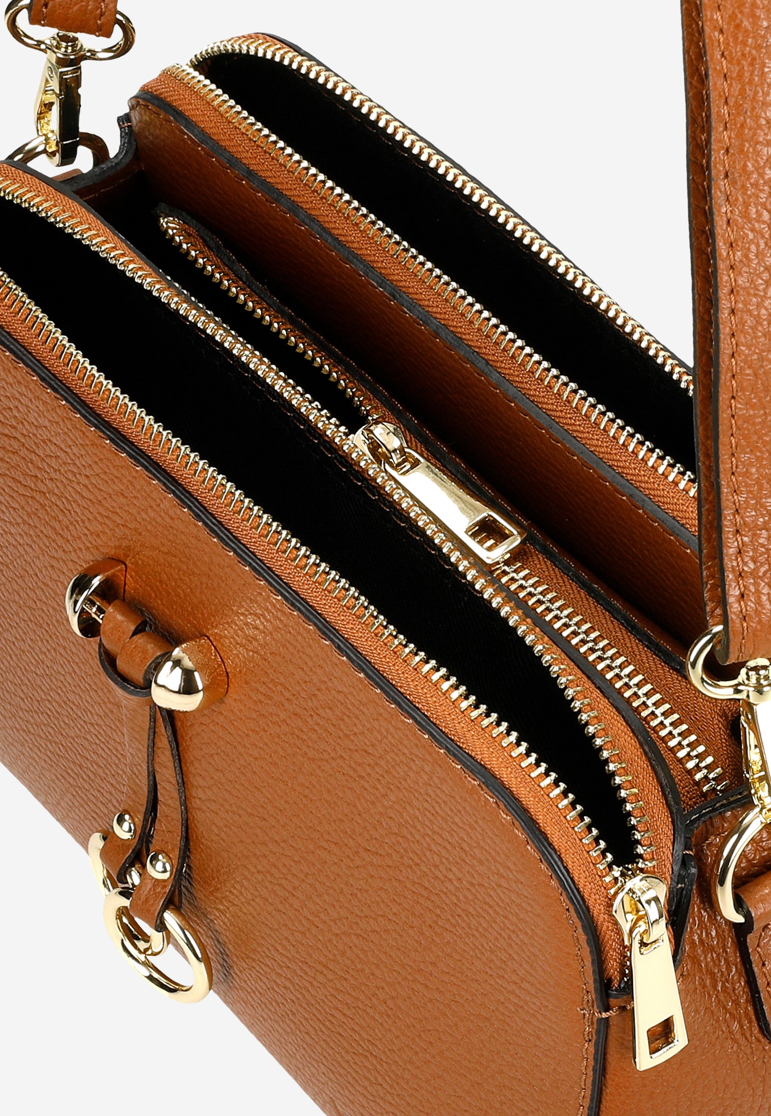 Mała torebka damska z ozdobnymi kółkami na skórzanych paskach