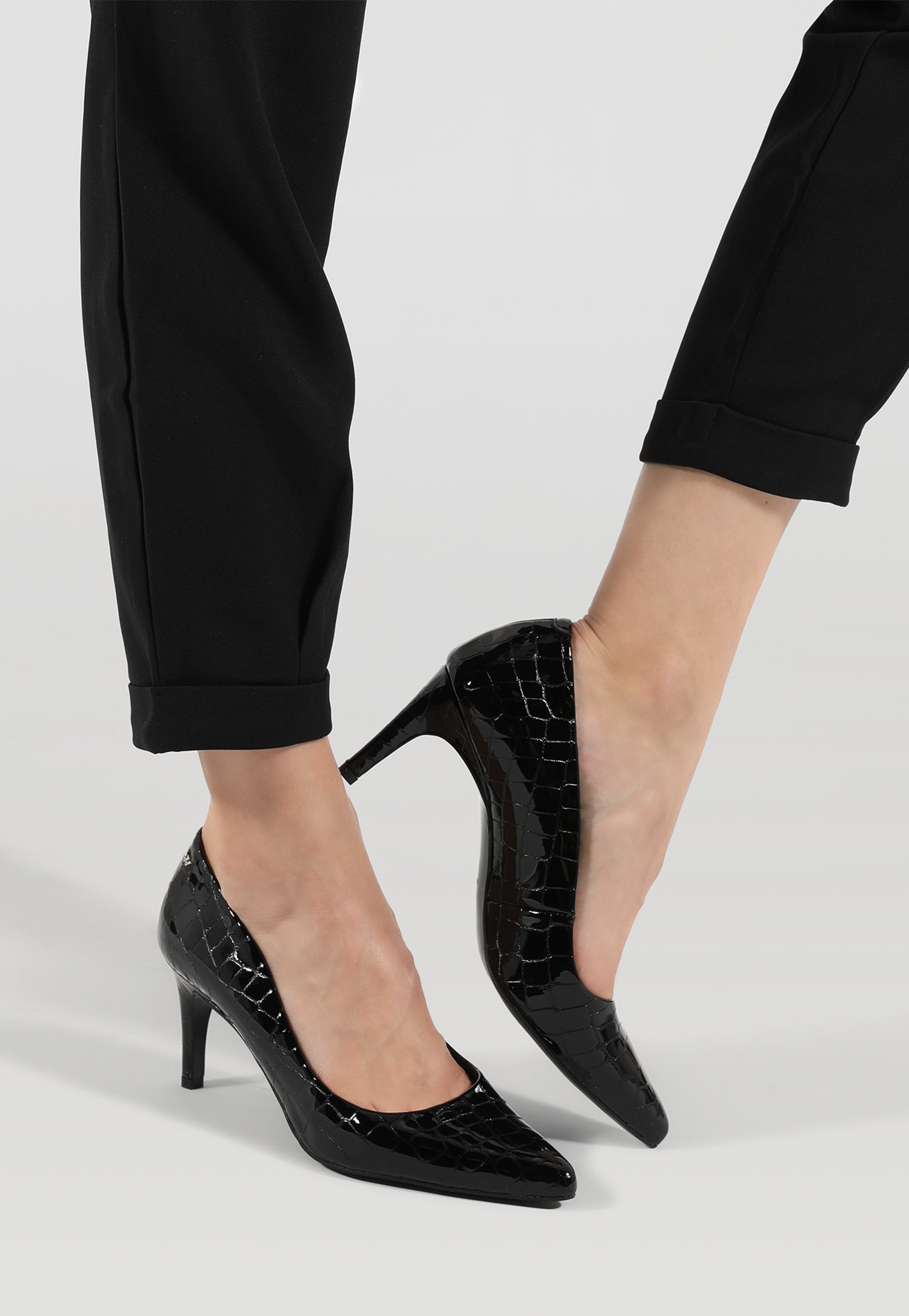 Czarne lakierowane czółenka damskie z tłoczeniem