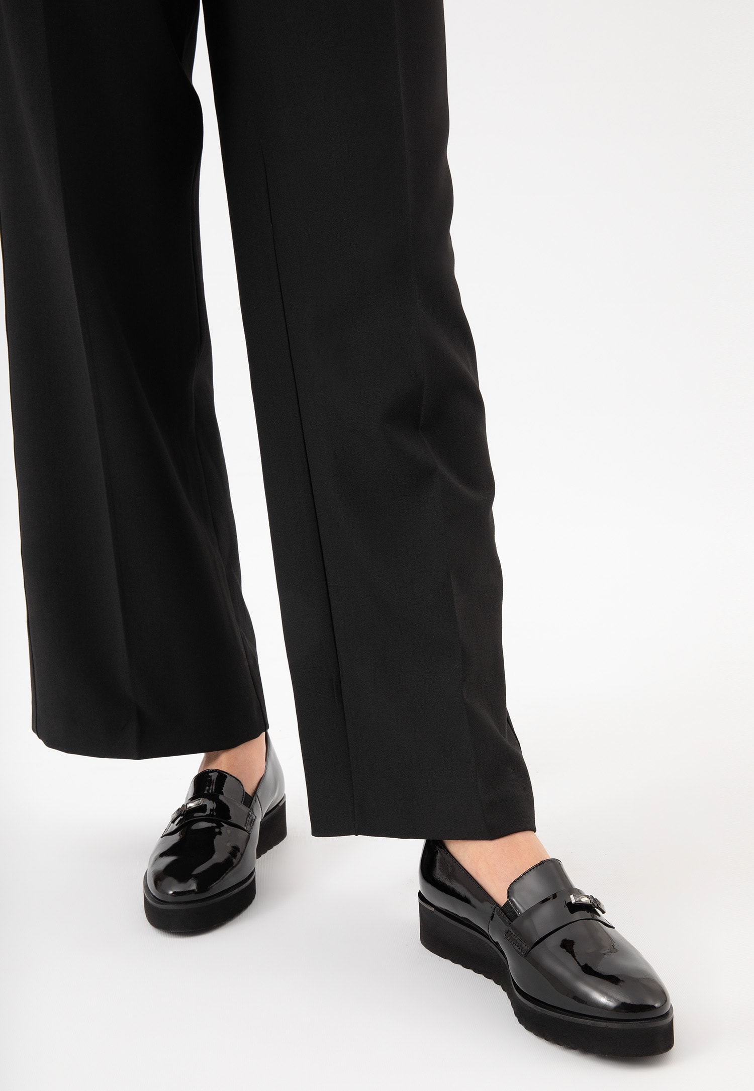 Czarne loafersy damskie ze skóry lakierowanej