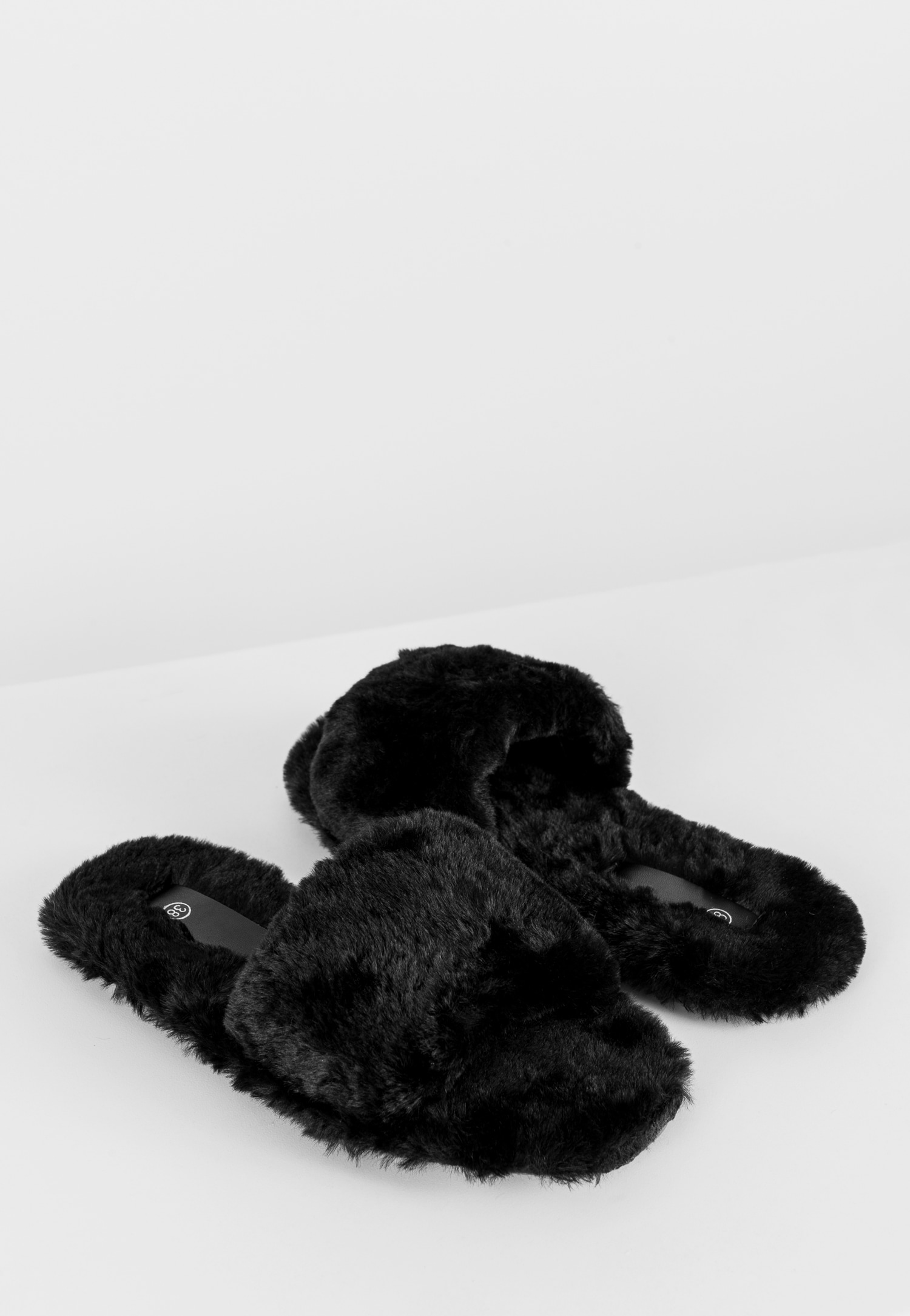 WJS puchate czarne kapcie na płaskiej podeszwie