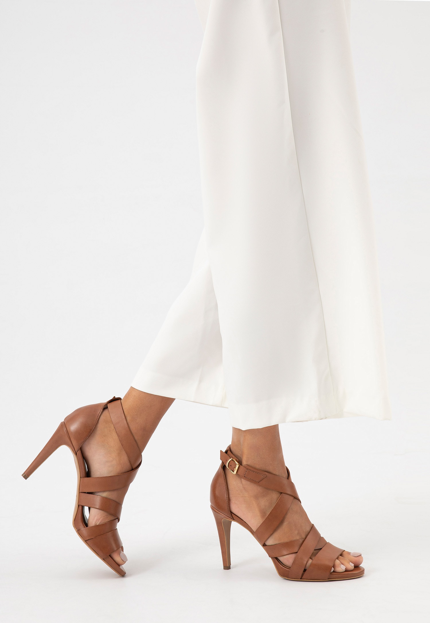 Oryginalne beżowe sandały na szpilce ze srebrnymi przetarciami