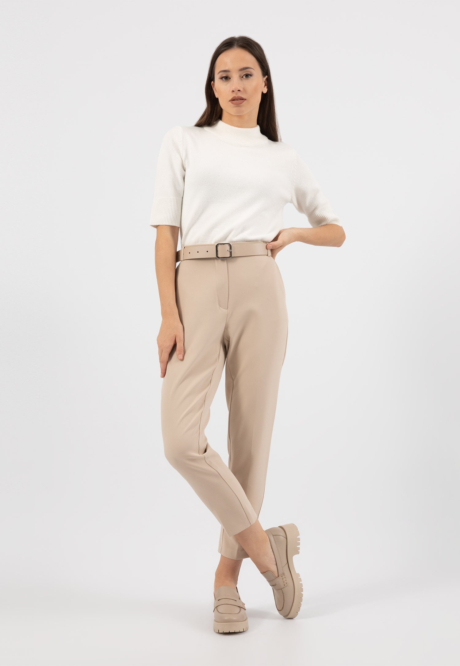 Jasnobrązowy pasek damski ze skóry licowej ze złotą klamrą