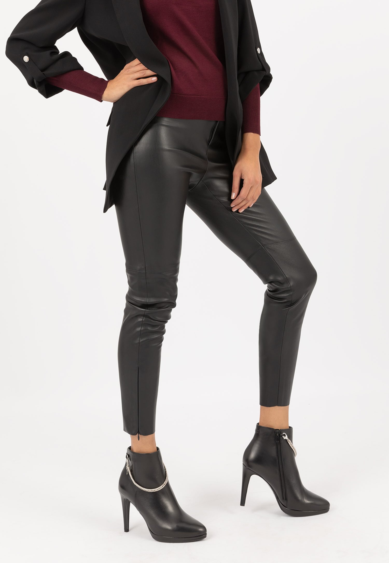 Czarne botki damskie na szpilce z ozdobnym łańcuszkiem