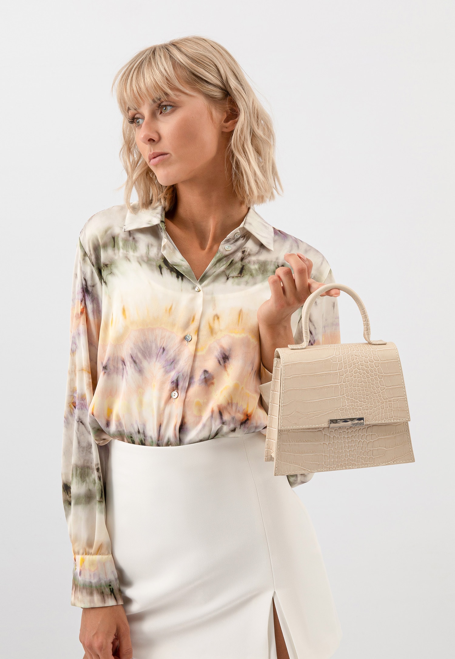 Skórzana torebka damska w kolorze jasnego beżu