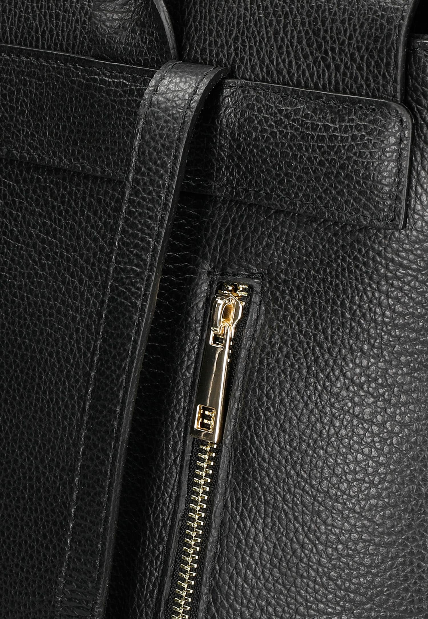 Czarny plecak damski skórzany z dwiema kieszonkami z przodu