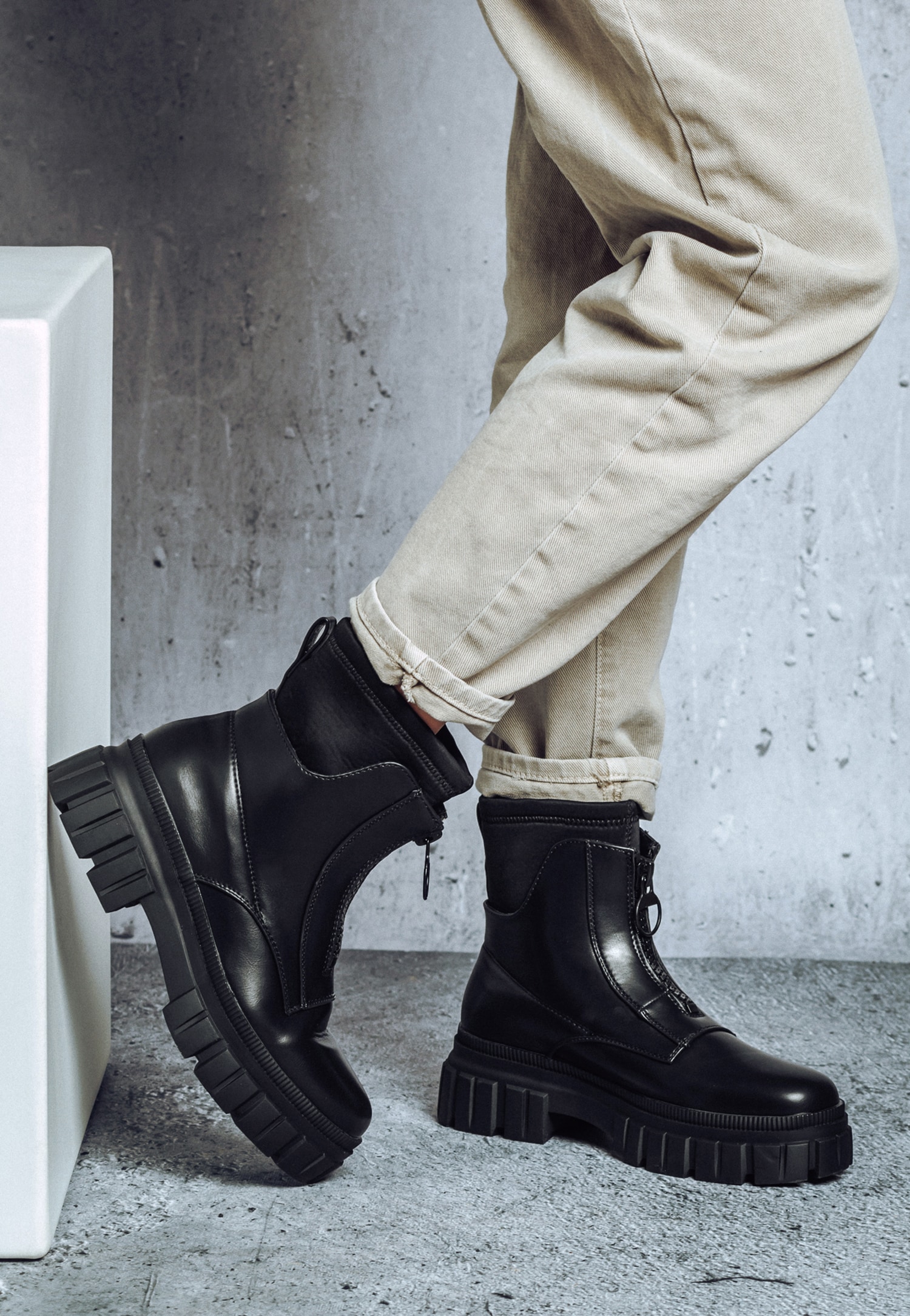 WJS czarne botki z zamkiem z przodu