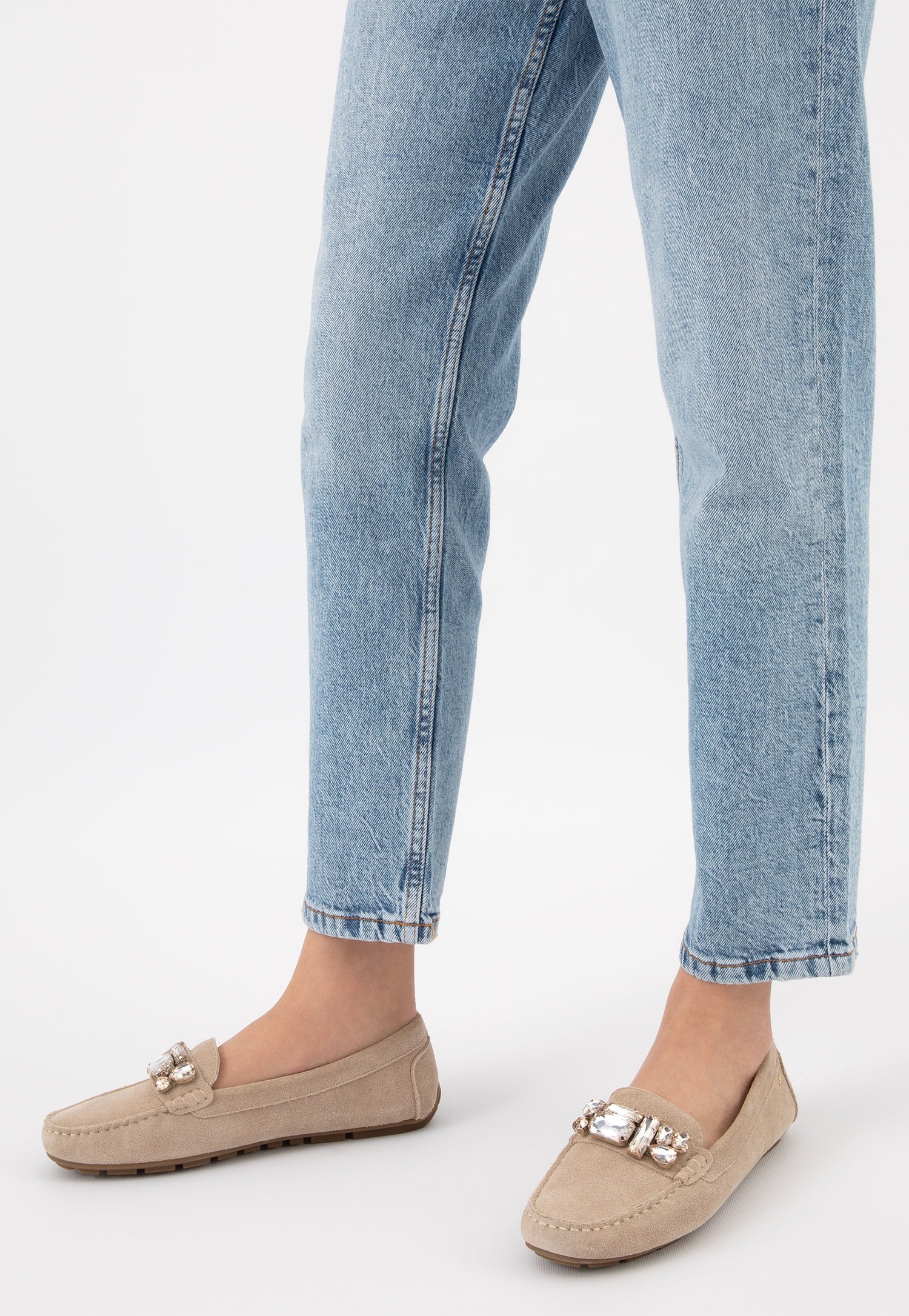 Beżowe mokasyny damskie z ozdobnymi kryształami