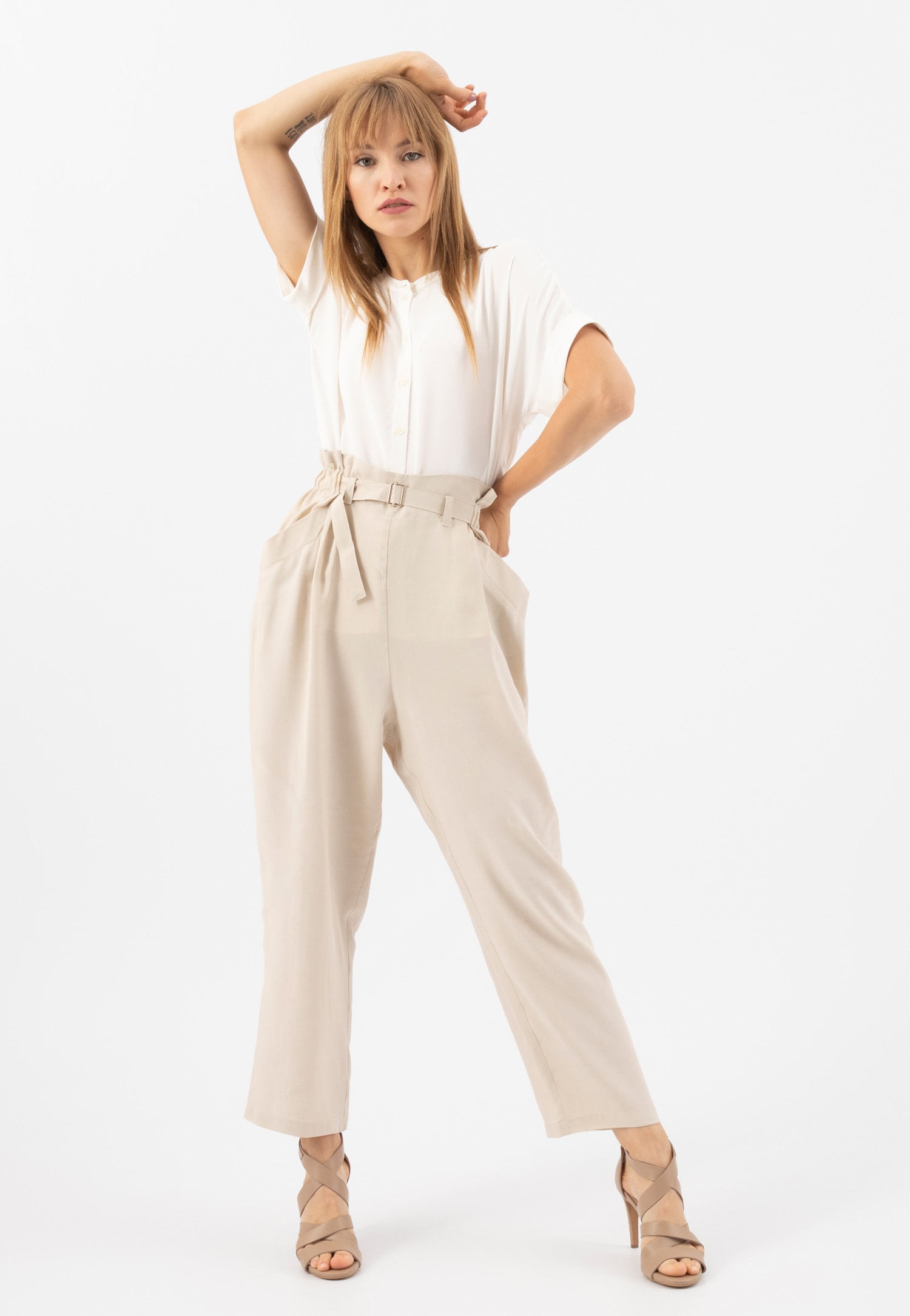 Oryginalne beżowe sandały na szpilce ze srebrnymi przetarciami