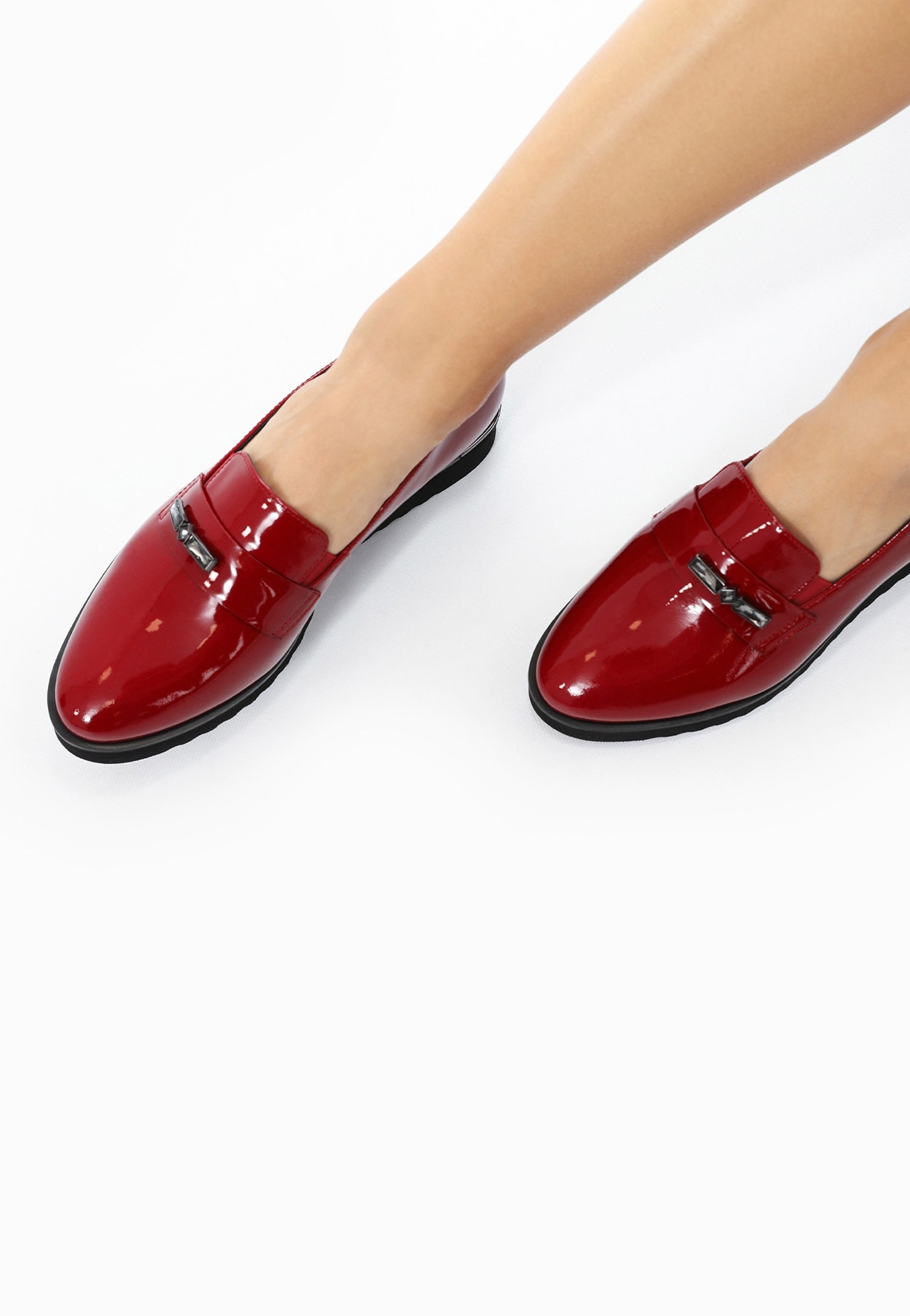 Czarne loafersy damskie ze skóry lakierowanej