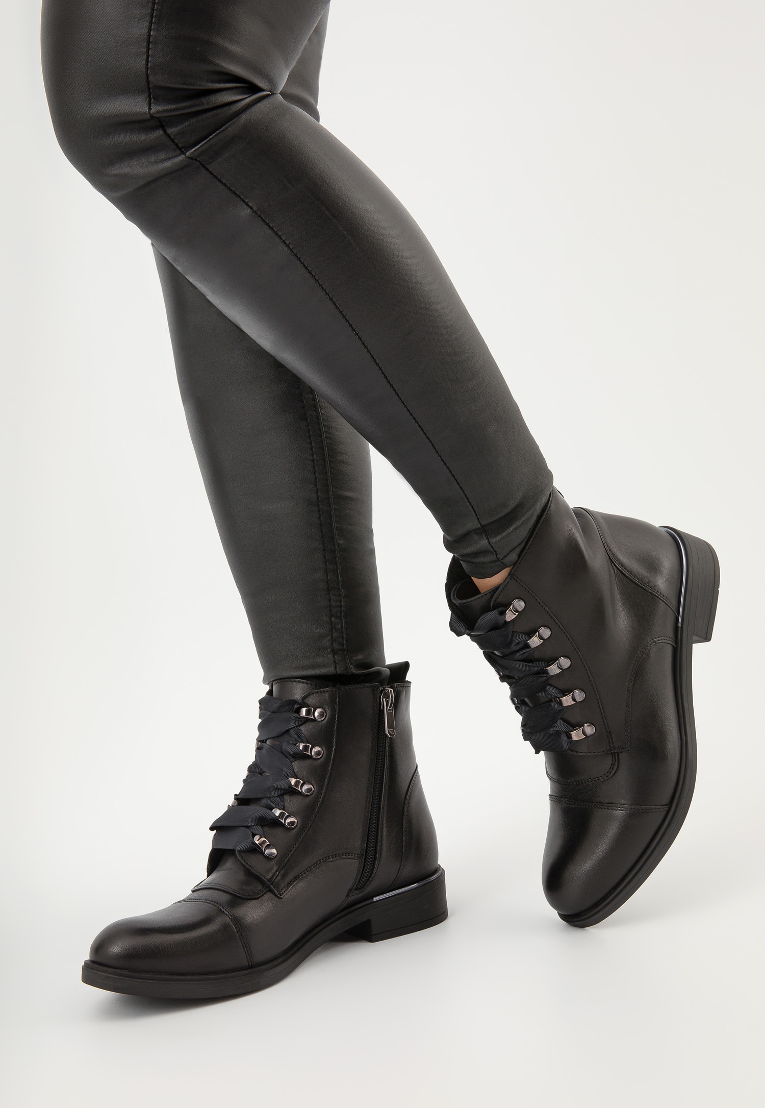 Czarne trzewiki damskie ze skóry licowej w stylu urban