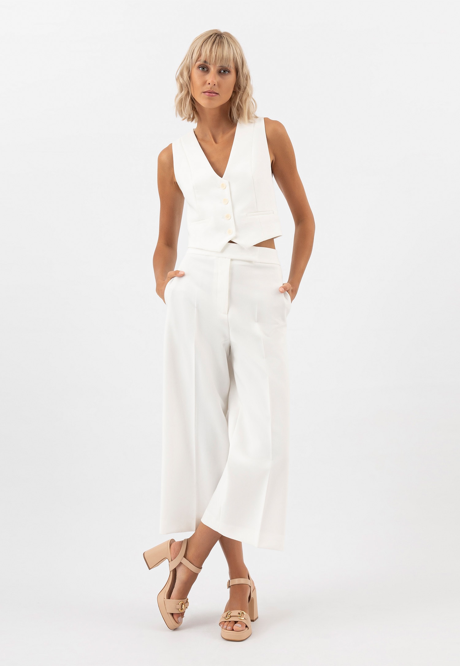 Beżowe sandały ze złotą ozdobą w postaci łańcucha