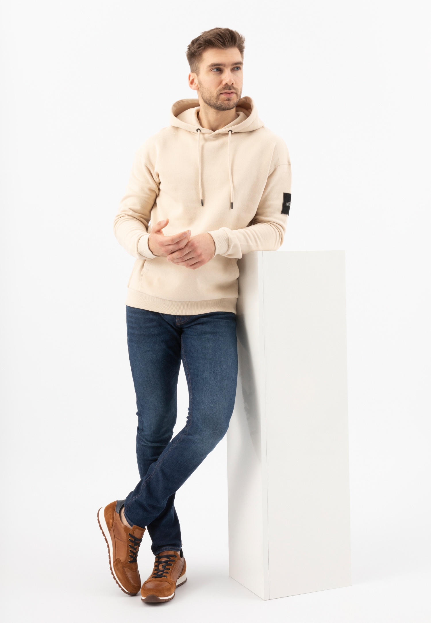 Uniwersalne jasnobrązowe sneakersy męskie z granatowymi akcentami