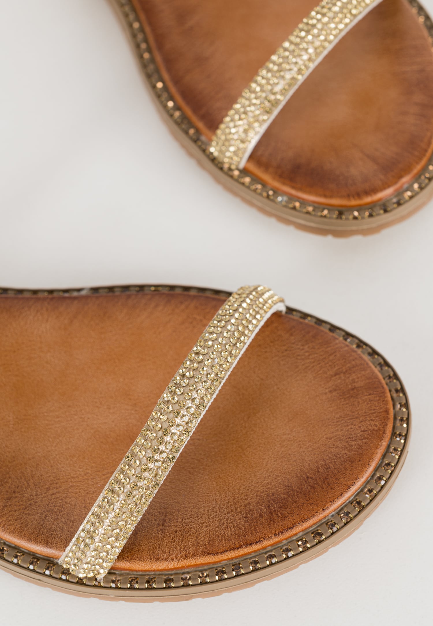 WJS płaskie sandały ze sprężyną z kryształkami wokół łydki