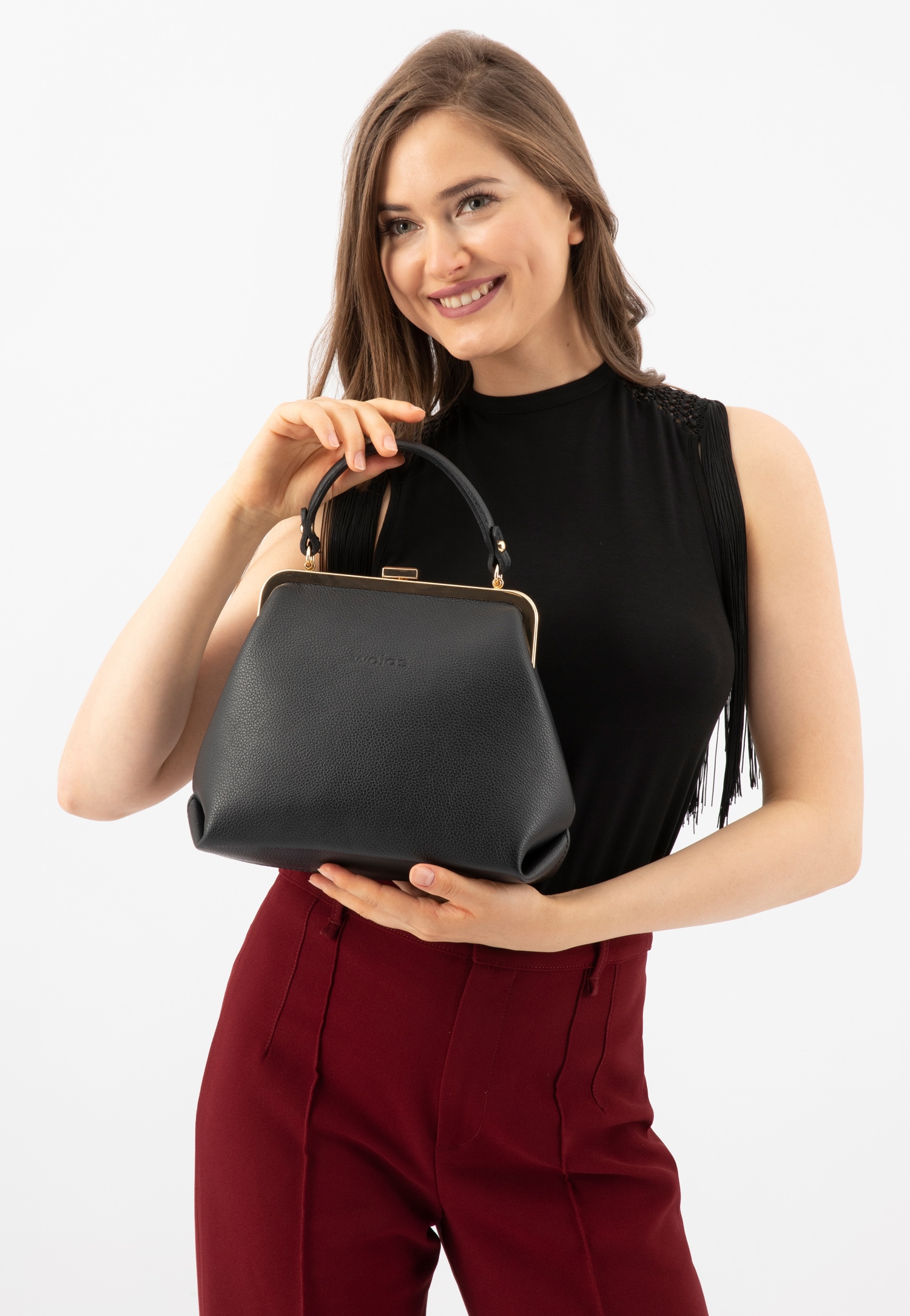 Beżowa torebka damska typu frame bag ze złotymi metalowymi elementami