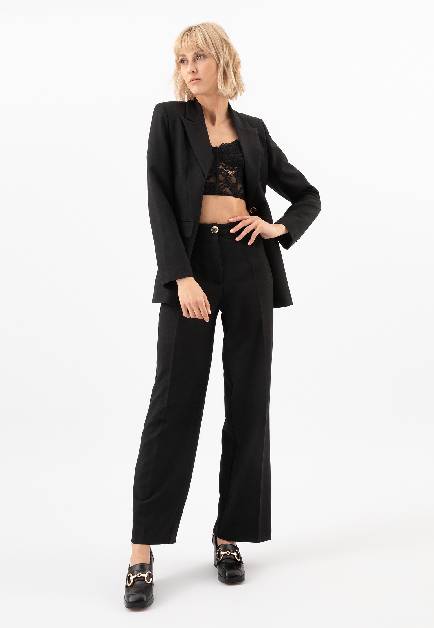 Czarne skórzane mokasyny damskie na słupku ze złotą ozdobą