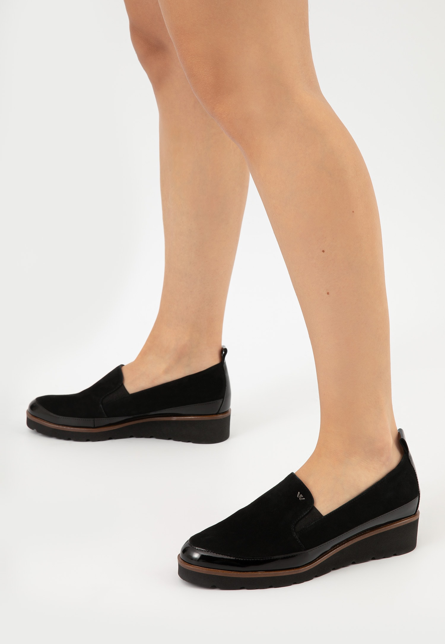 Czarne wsuwane półbuty damskie z łączonych skór