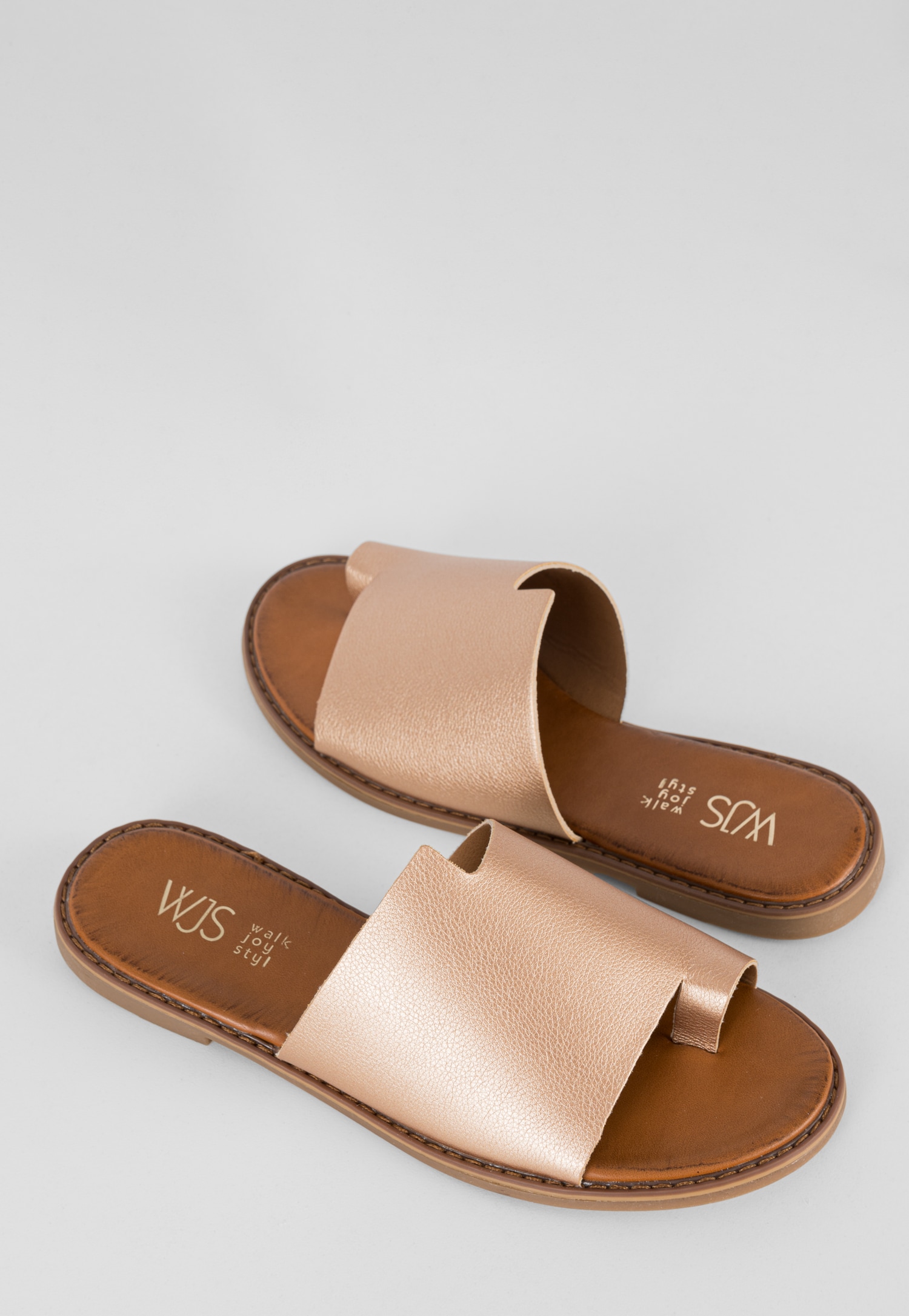 WJS złote klapki damskie na płaskiej podeszwie