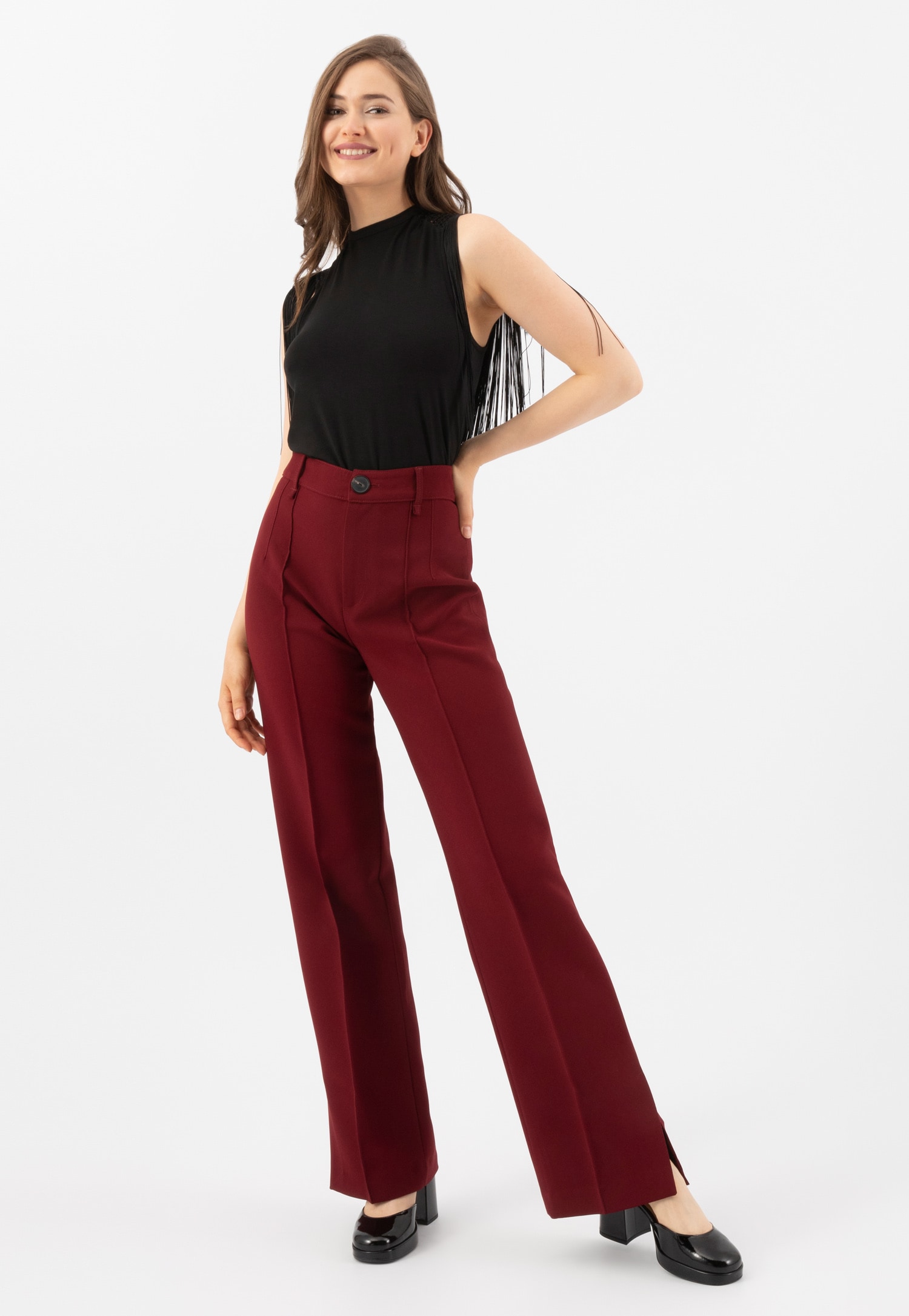 Lakierowane beżowe czółenka damskie na szerokim obcasie