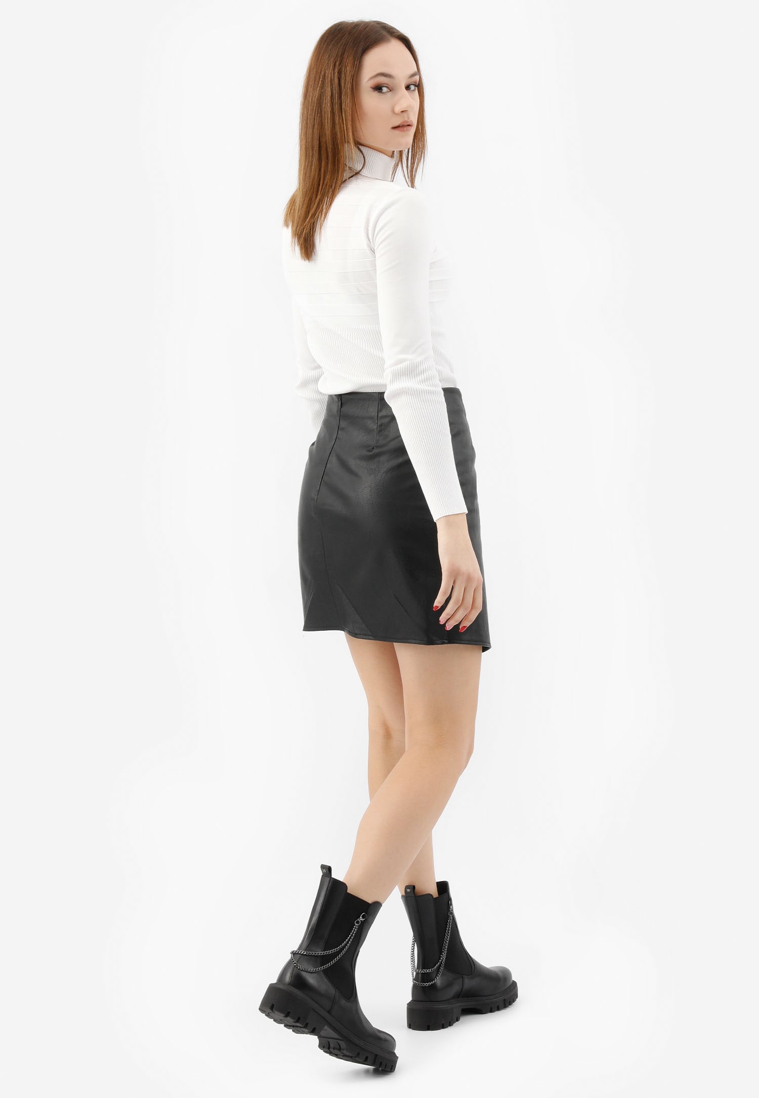 Czarne botki damskie typu sztyblety z łańcuszkiem