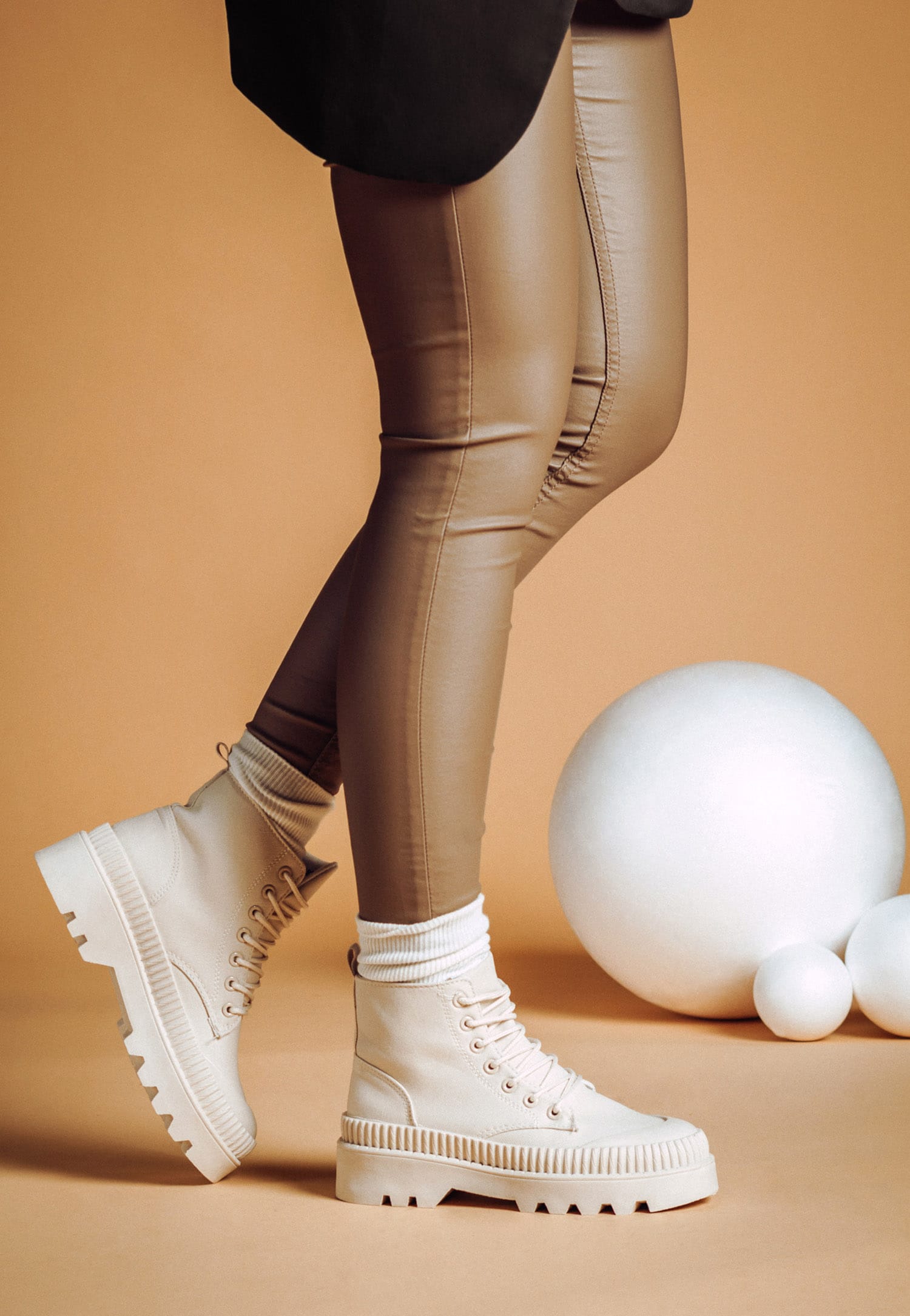 WJS ponadczasowe beżowe płaskie trzewiki damskie