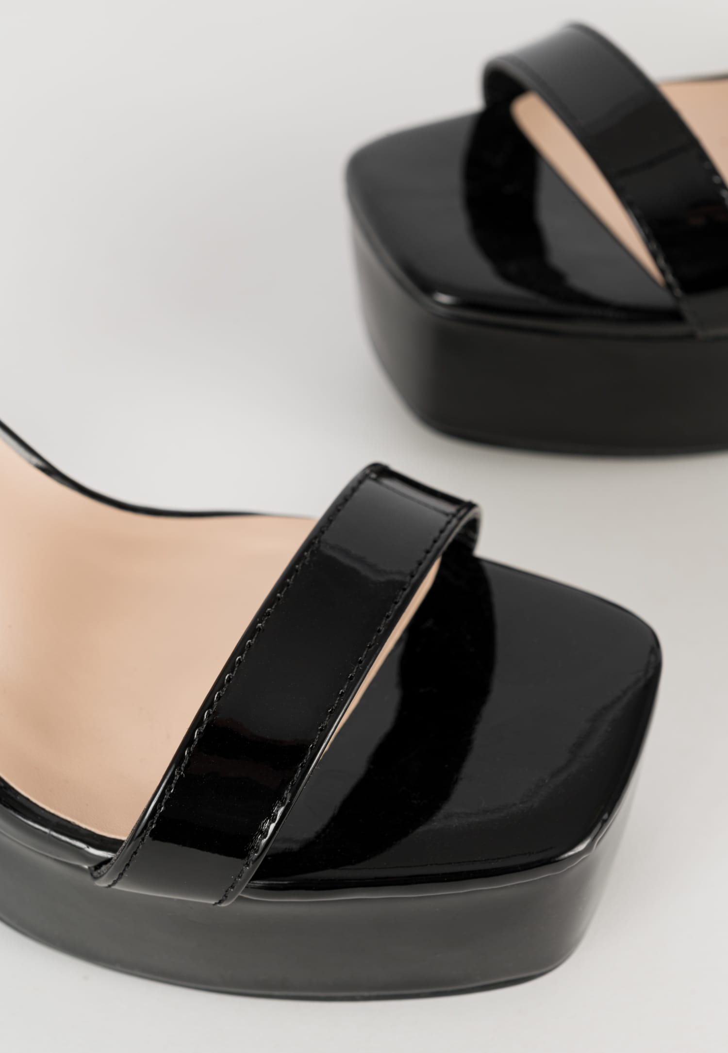 WJS sandały damskie na platformie w kolorze czarnym