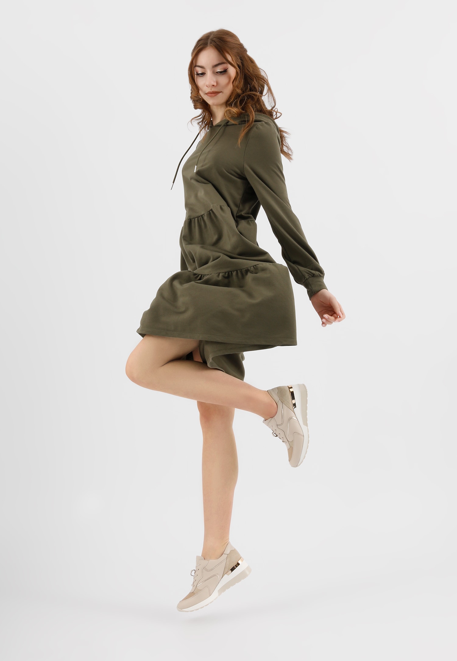 Beżowe sneakersy damskie ze złotymi elementami