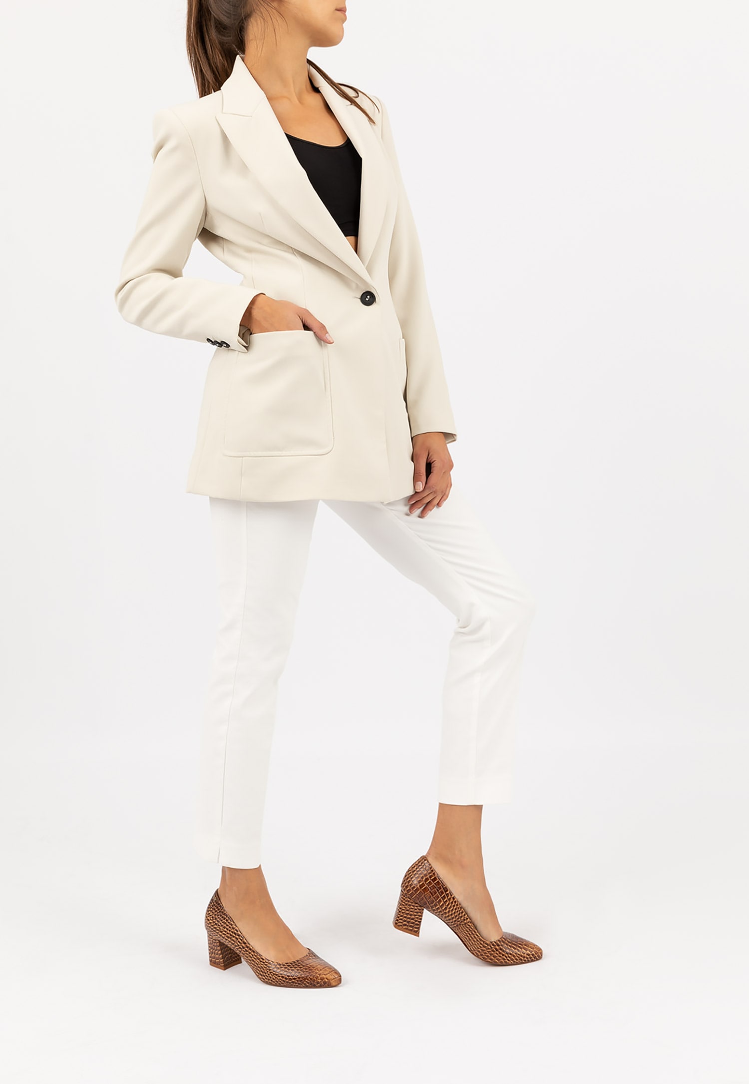 Beżowe lakierowane czółenka damskie na obcasie