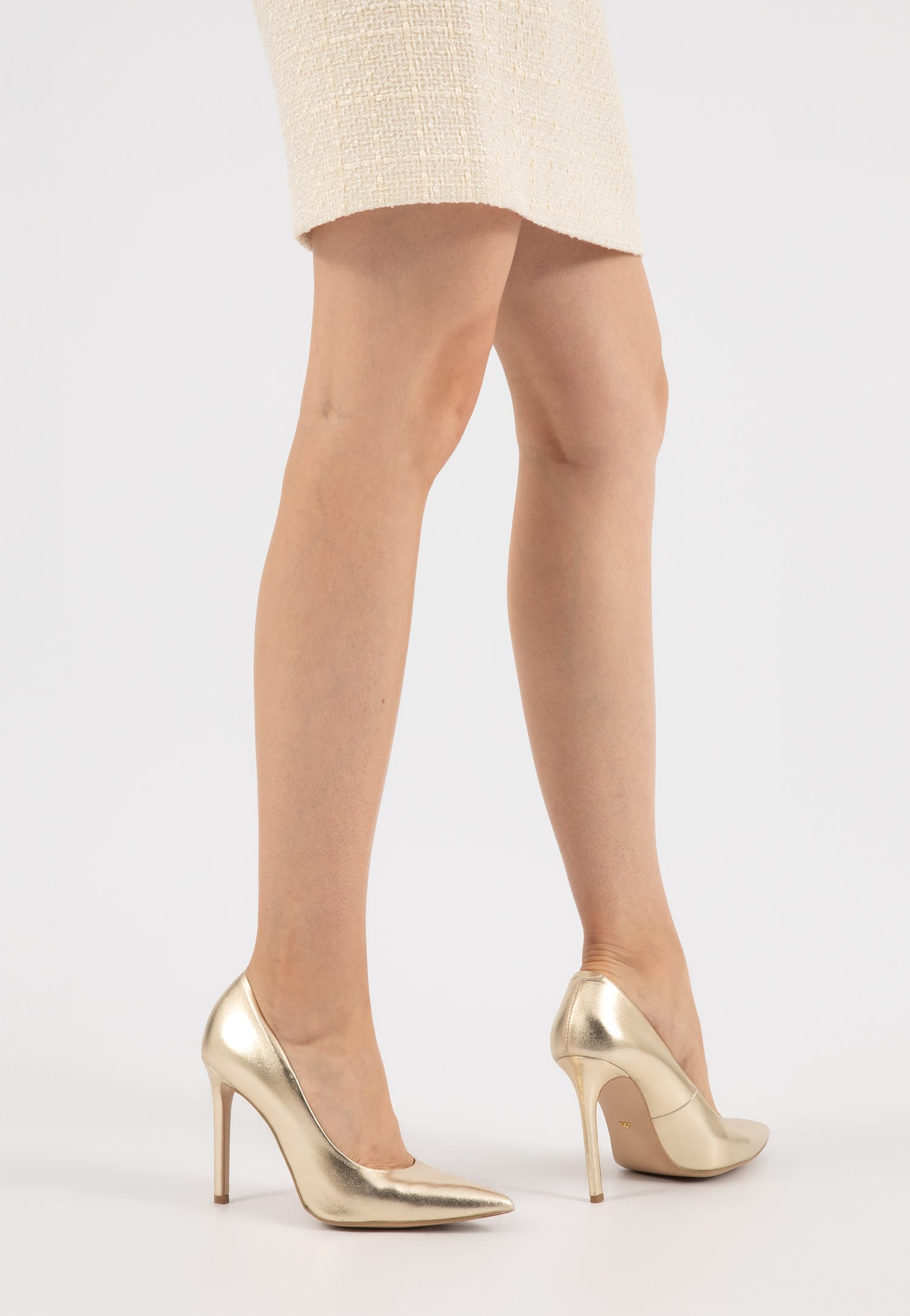Złote skórzane szpilki na wysokim obcasie