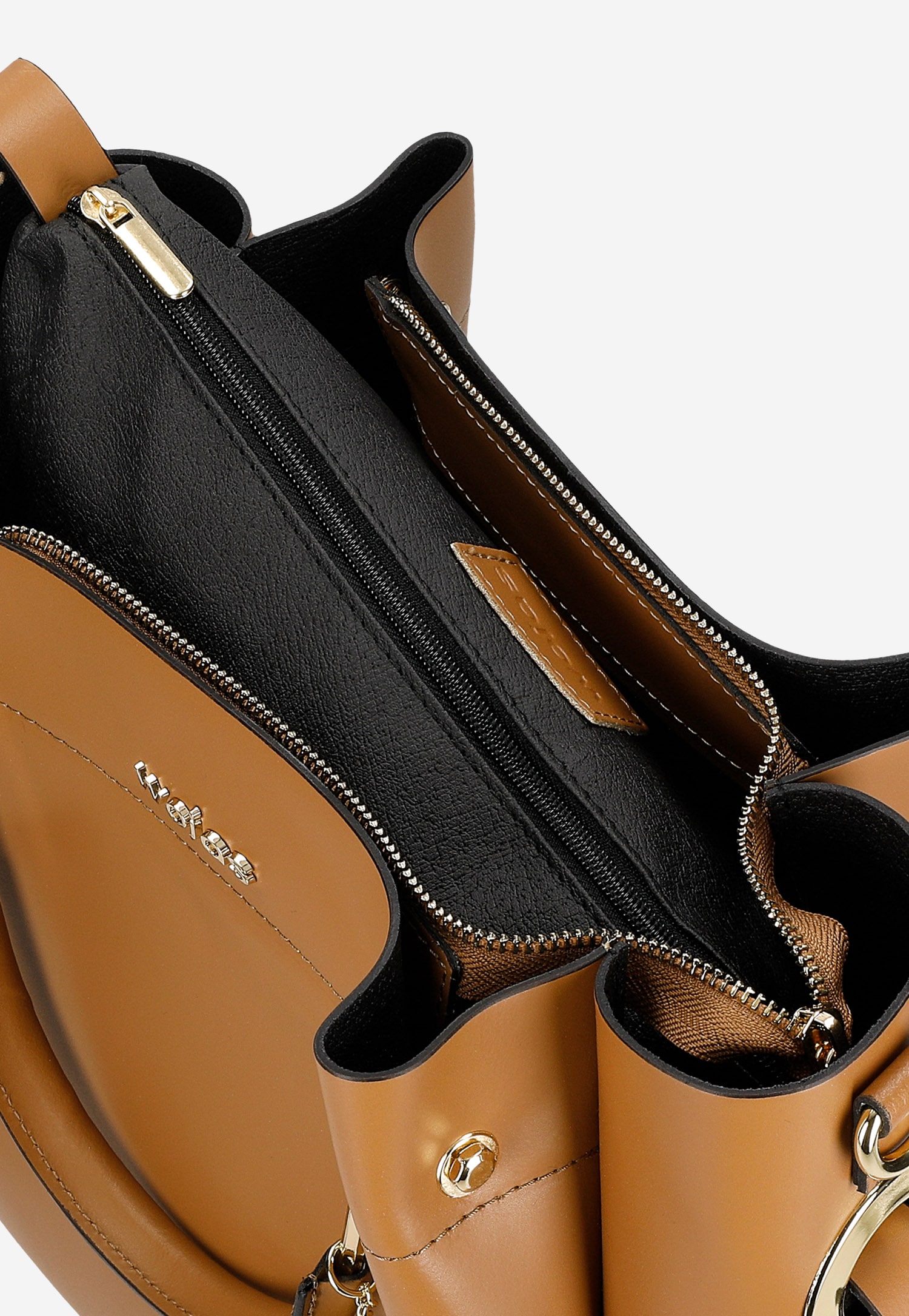 Jasnobrązowa torebka kuferek z ozdobnym frędzelkiem