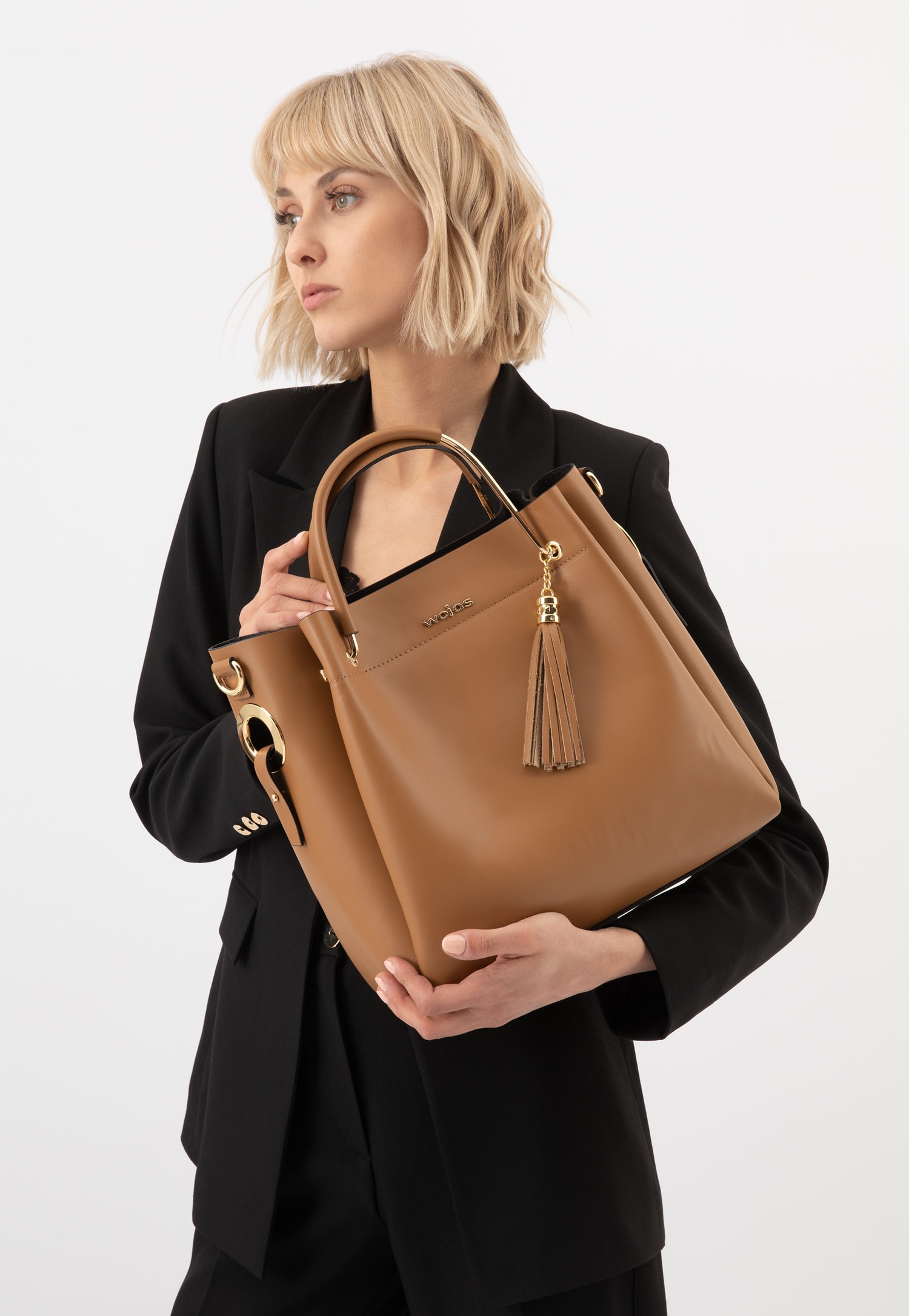 Jasnobrązowa torebka kuferek z ozdobnym frędzelkiem