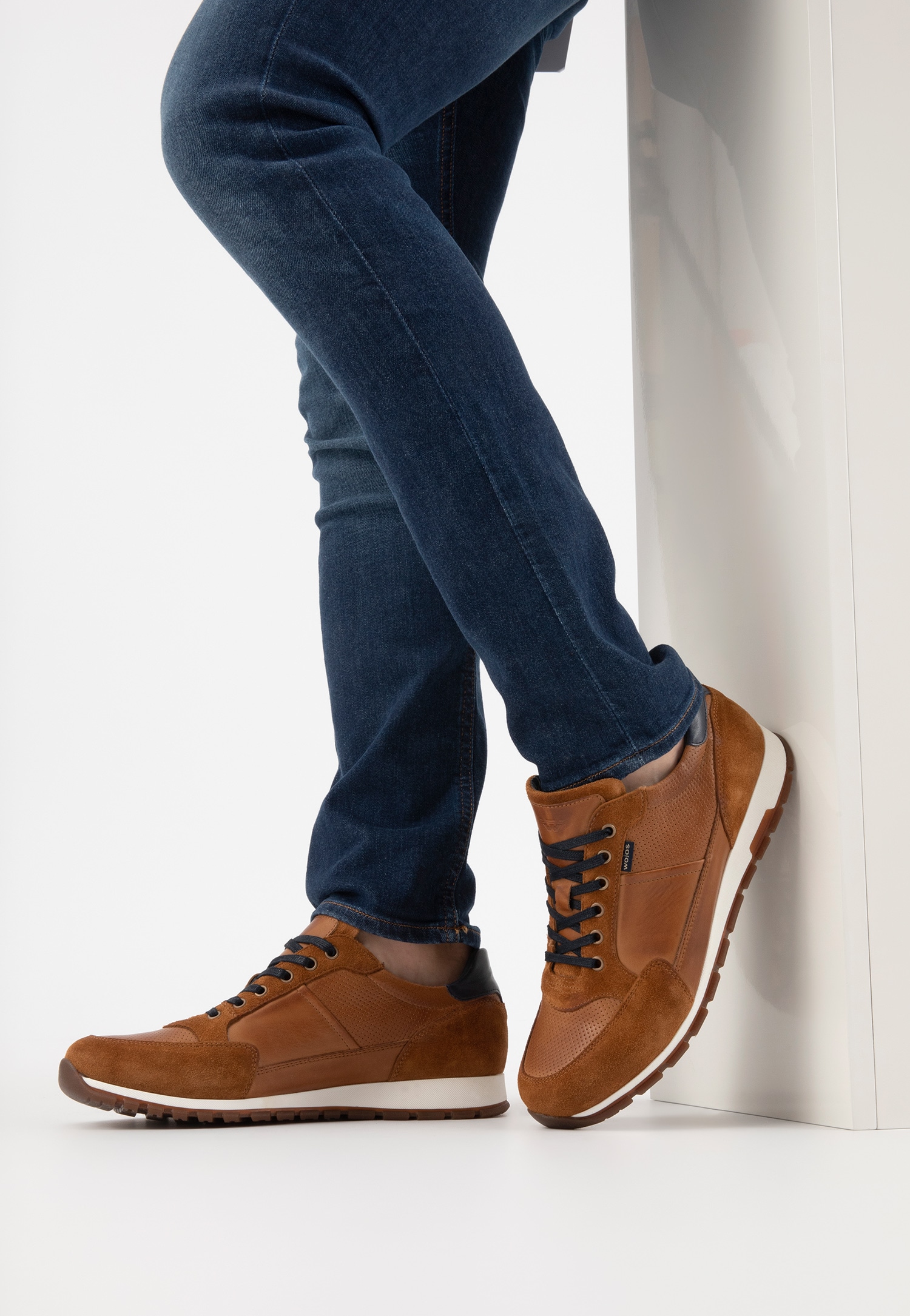 Uniwersalne jasnobrązowe sneakersy męskie z granatowymi akcentami