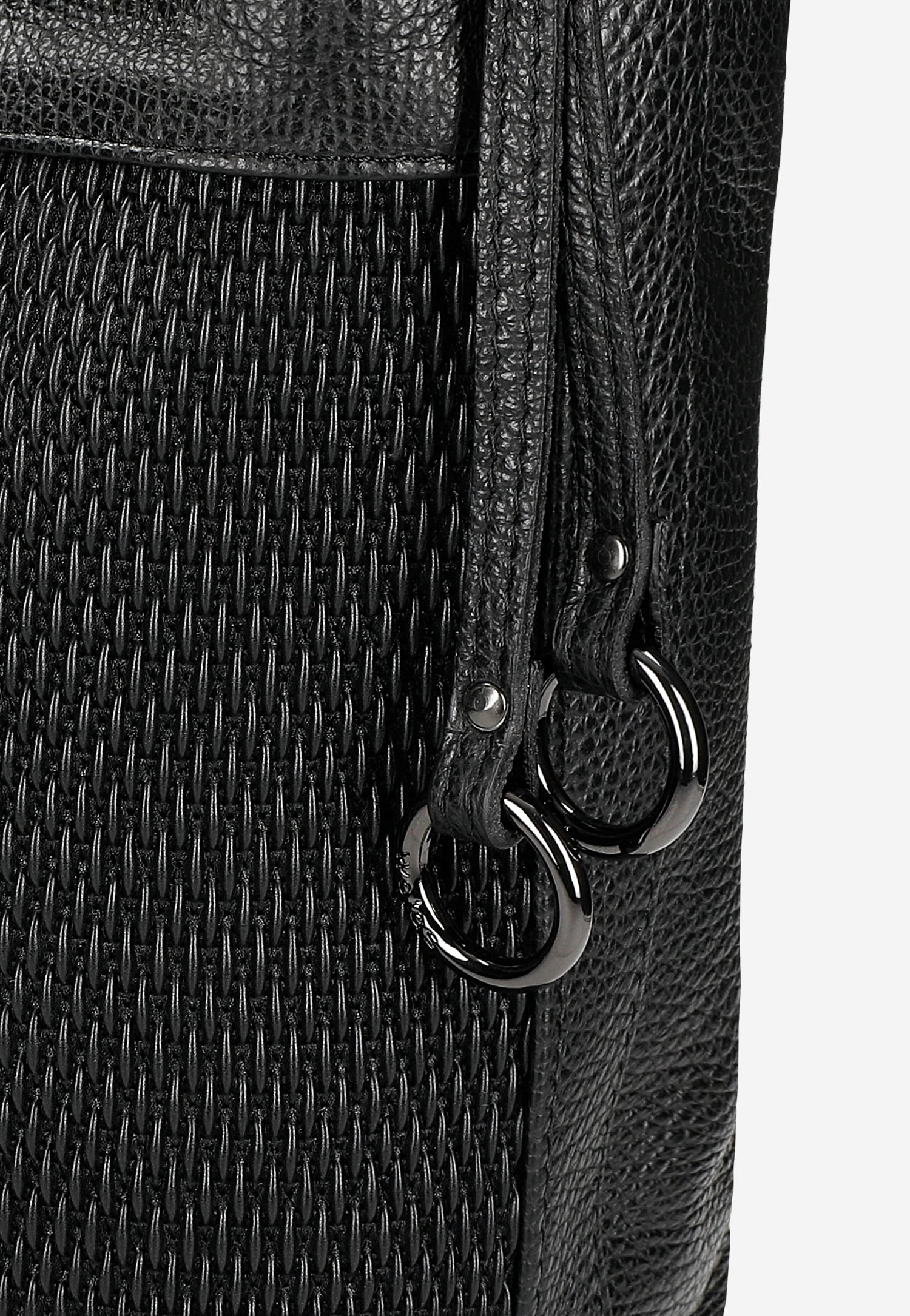 Czarna skórzana torebka z plecionym wzorem