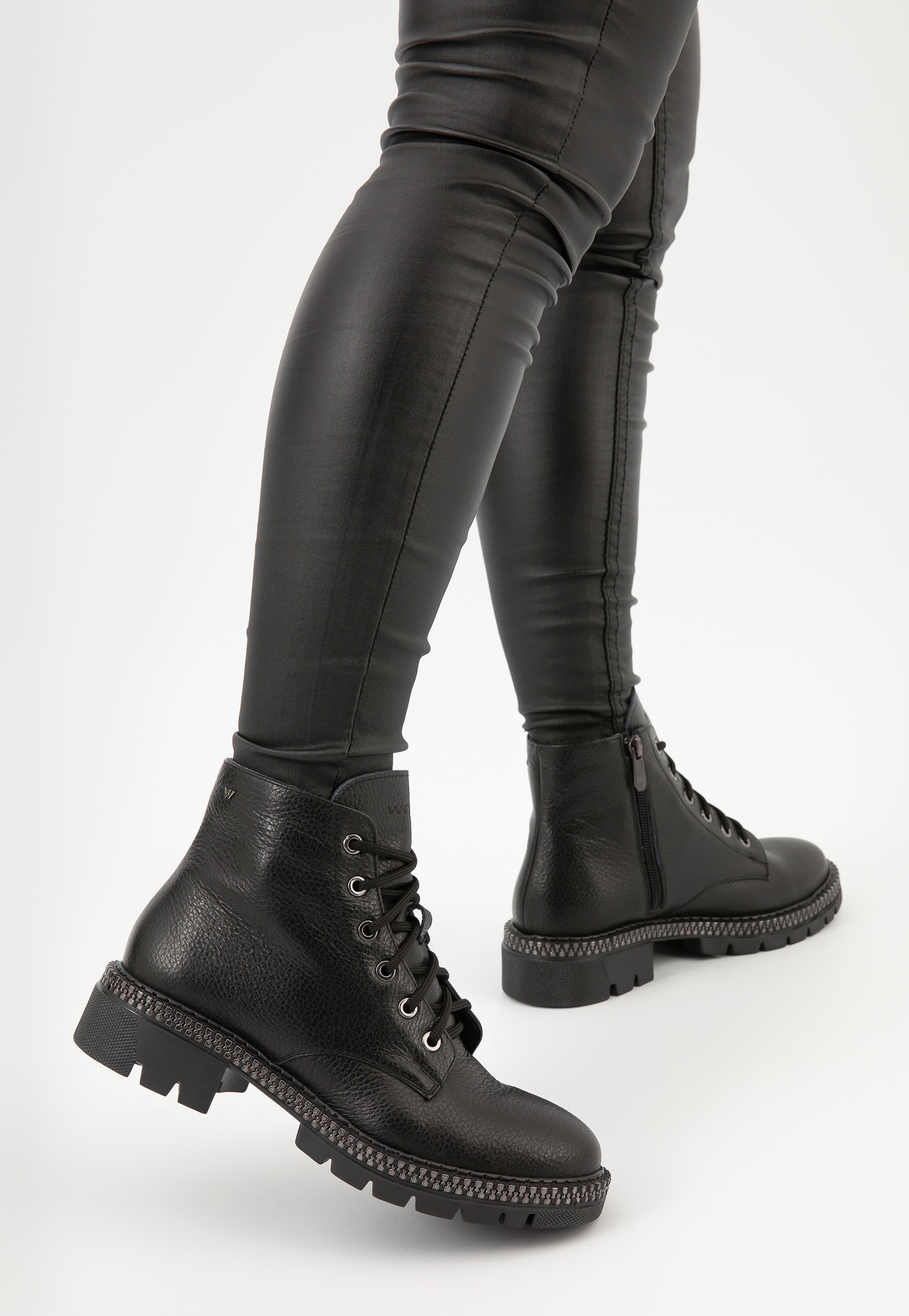 Czarne trzewiki damskie z ozdobnym złotym zamkiem na podeszwie