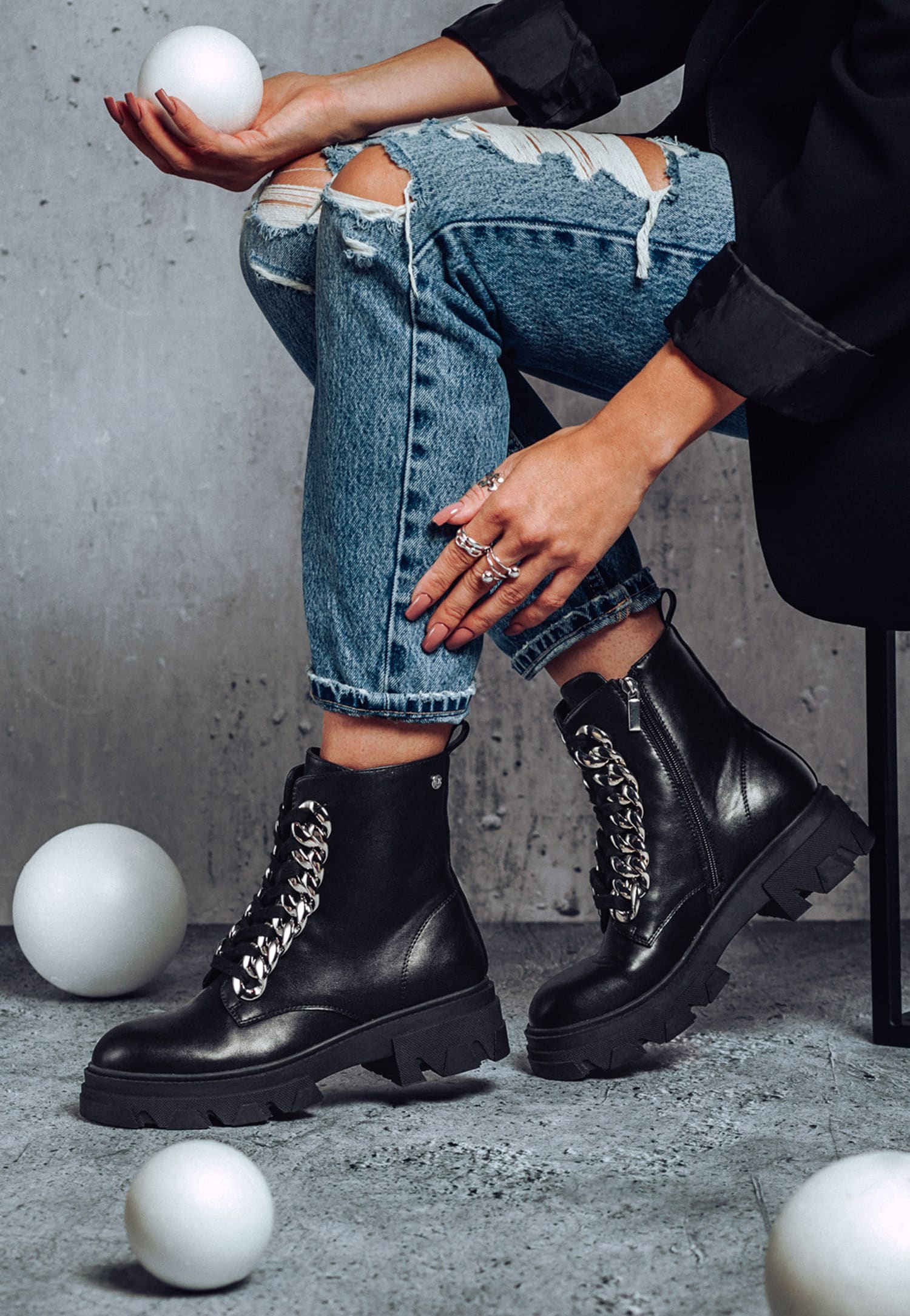 WJS czarne trzewiki damskie ze srebrnymi łańcuchami